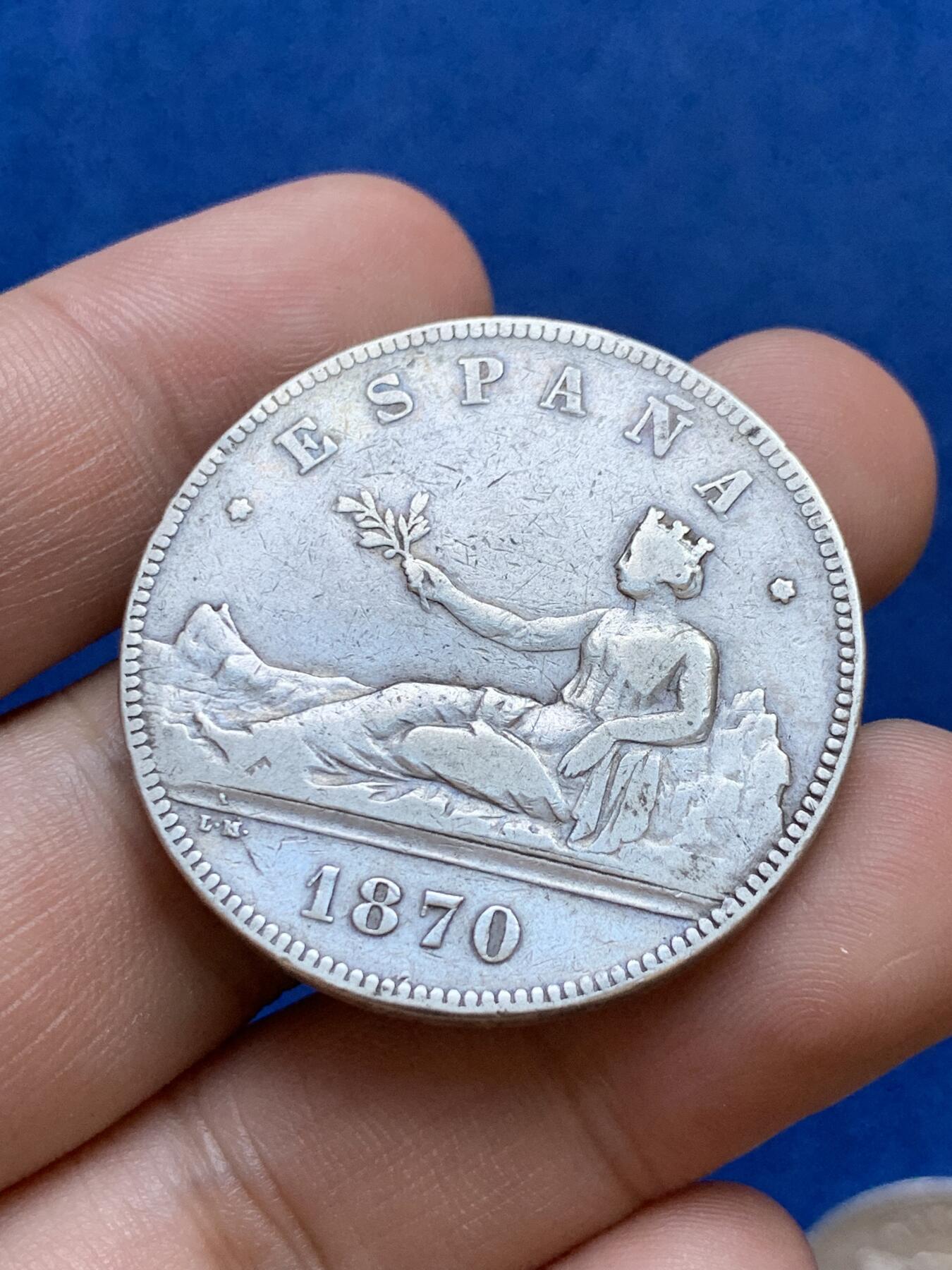 《竞宝斋》第288场-周六， 周日，周一 3场连拍 （全场包邮） 西班牙1870年5比塞塔双柱银币 西班牙共和时期临时政府 拿花女神背靠比利牛斯山手拿橄榄枝召唤和平 轻微不平