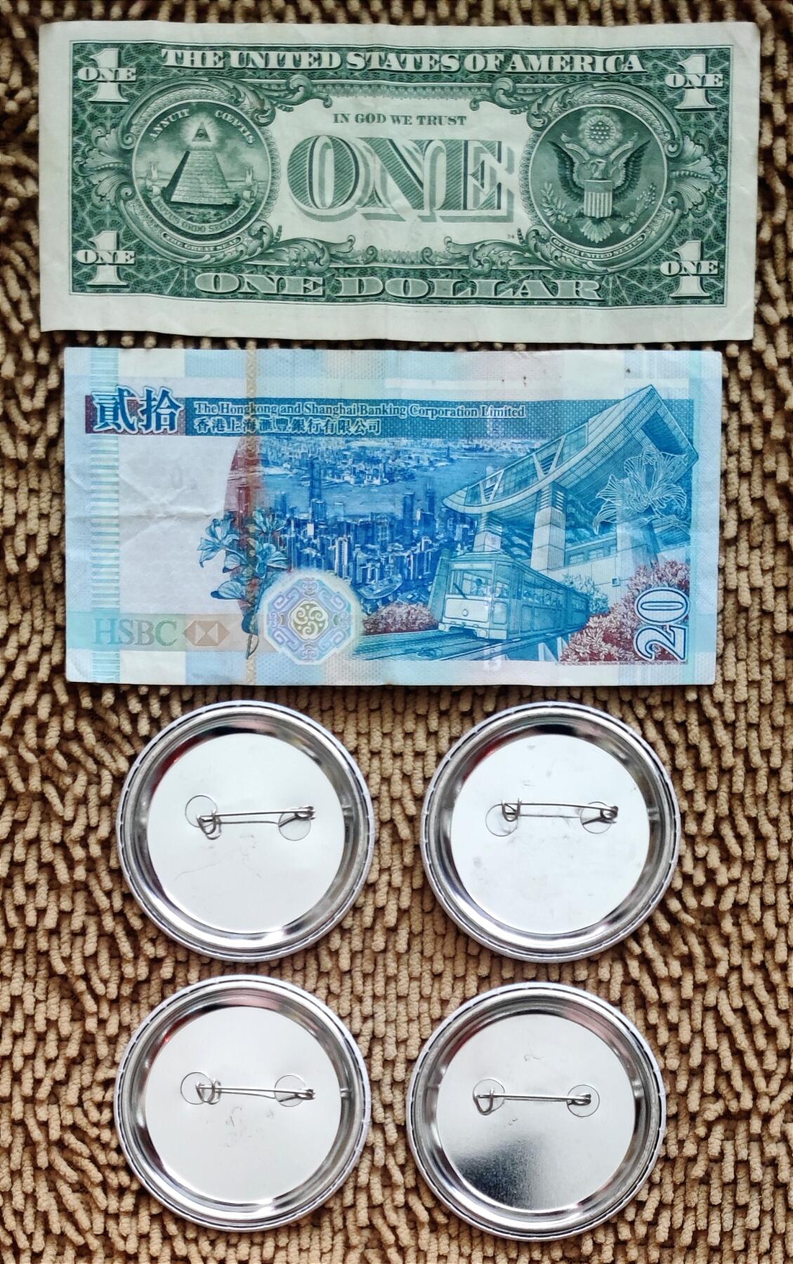 07月07日 世界币章 1美元，20港币，呈样币图案马口铁胸章