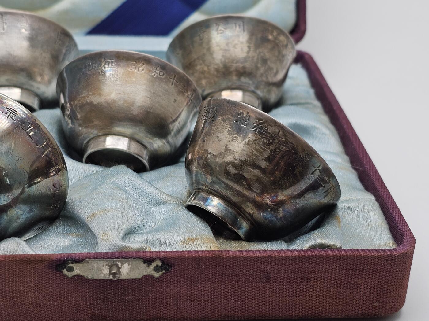 民国古董银杯五枚 天津宝成号银楼 南京大屠杀甲级战犯长谷川定制 其中包含出征 徐州会战日军徐州入城式 南京保卫战南京沦陷等关键日期记录，以及长谷川联队回撤日本本土时间 做工精细，手工刻制 底部均有字号及纹银戳记 带原盒如图所示 抗战珍贵史料，包含重大历史事件，全重193g左右，博物馆级藏品