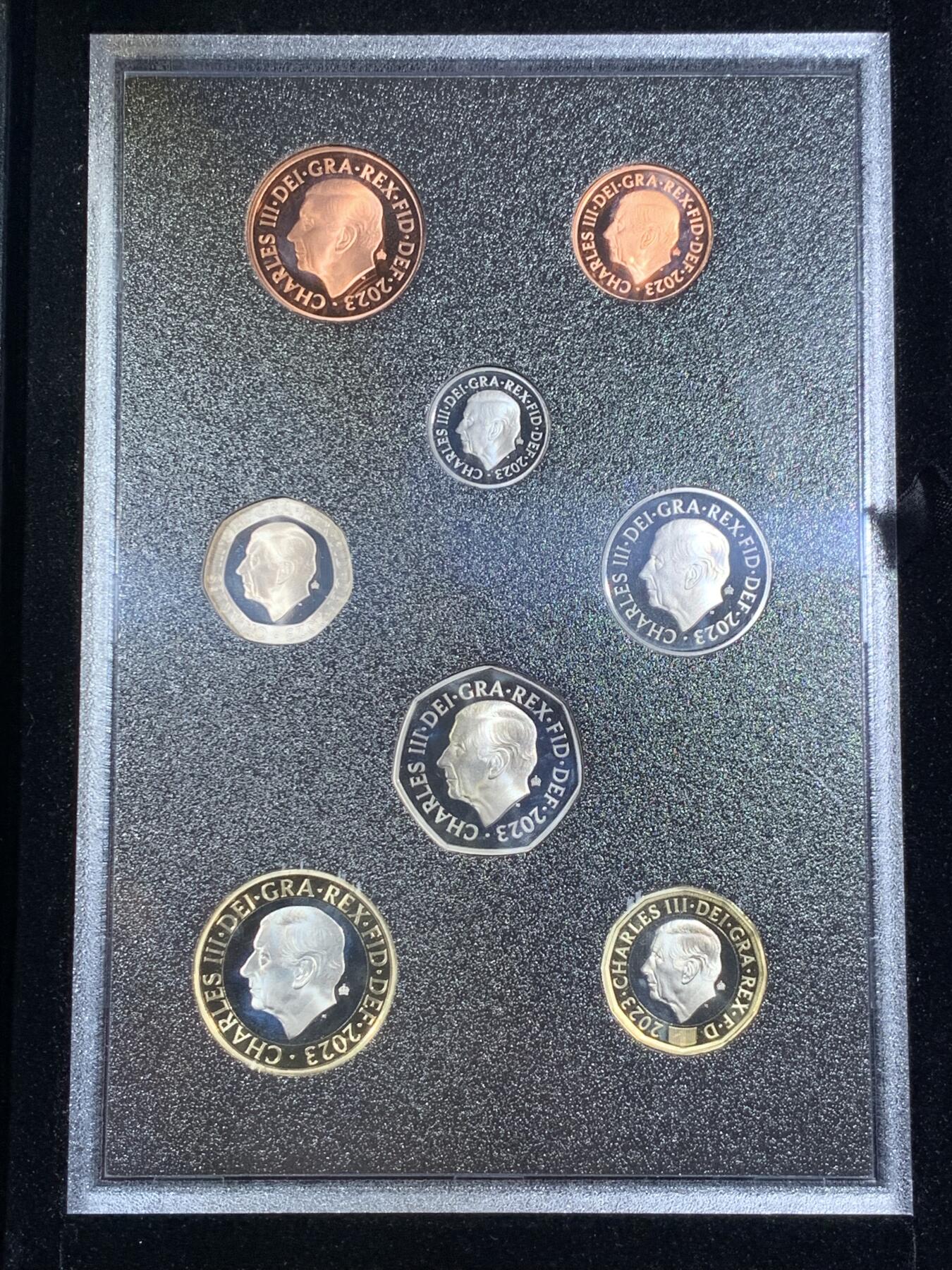 《竞宝斋》第288场-周六， 周日，周一 3场连拍 （全场包邮） 英国2023年查尔斯三世登基精制套币PROOF SET带原盒证书,首年精制每枚币带小皇冠暗记，大不列颠传统动物花卉