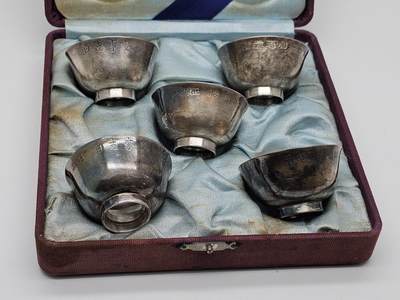 民国古董银杯五枚 天津宝成号银楼 南京大屠杀甲级战犯长谷川定制 其中包含出征 徐州会战日军徐州入城式 南京保卫战南京沦陷等关键日期记录，以及长谷川联队回撤日本本土时间 做工精细，手工刻制 底部均有字号及纹银戳记 带原盒如图所示 抗战珍贵史料，包含重大历史事件，全重193g左右，博物馆级藏品 - 民国古董银杯五枚 天津宝成号银楼 南京大屠杀甲级战犯长谷川定制 其中包含出征 徐州会战日军徐州入城式 南京保卫战南京沦陷等关键日期记录，以及长谷川联队回撤日本本土时间 做工精细，手工刻制 底部均有字号及纹银戳记 带原盒如图所示 抗战珍贵史料，包含重大历史事件，全重193g左右，博物馆级藏品