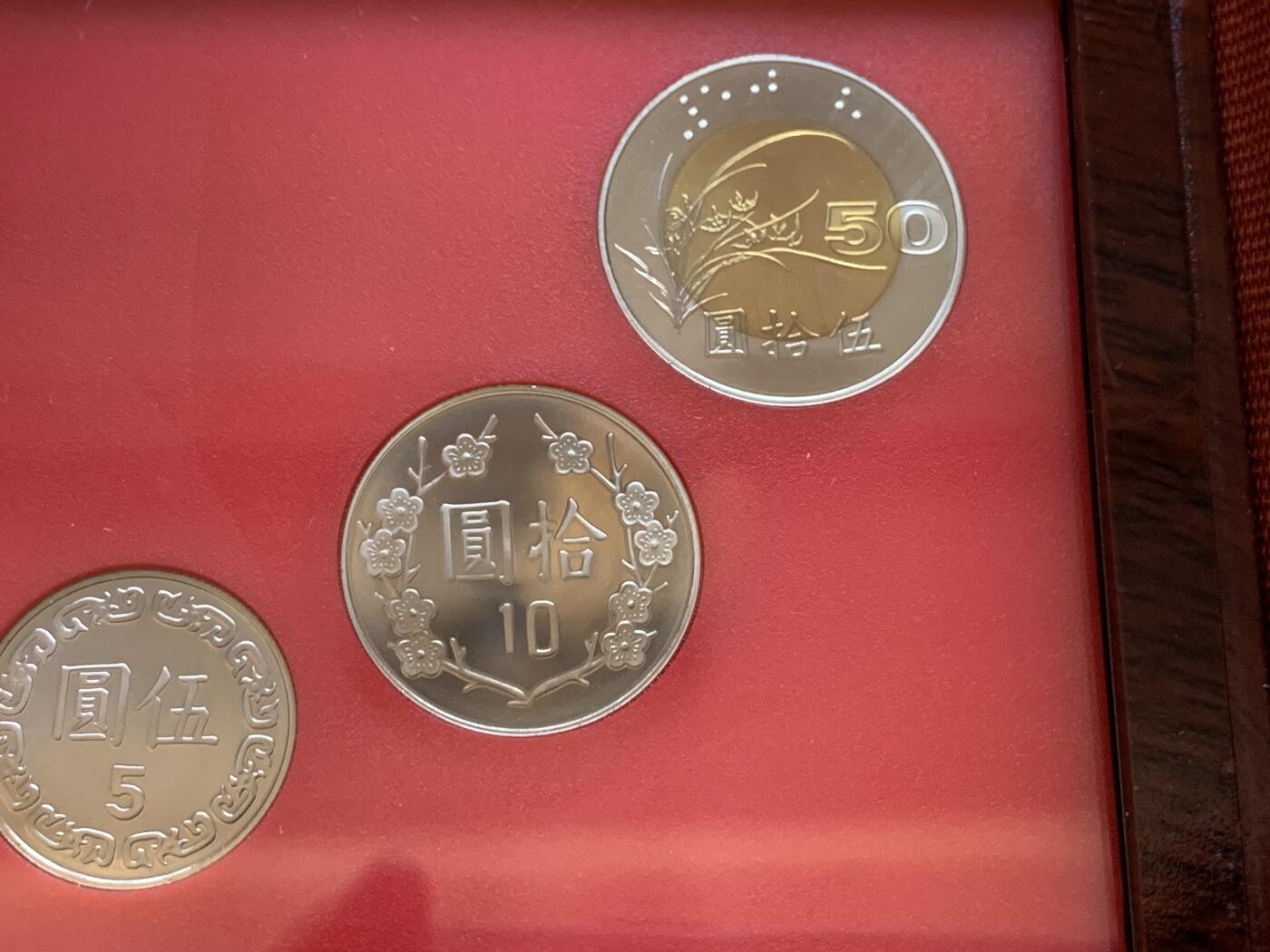 《竞宝斋》第288场-周六， 周日，周一 3场连拍 （全场包邮） 台湾省民国九十年第一轮蛇年精致套币 含二分之一盎司大银章 以及精致莫那鲁道纪念币