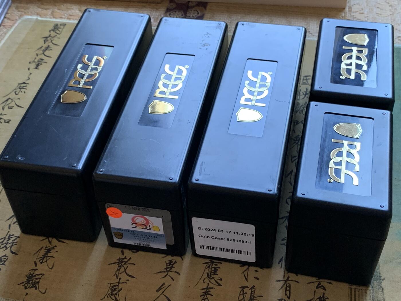 《竞宝斋》第288场-周六， 周日，周一 3场连拍 （全场包邮） 5个一组 PCGS黑色收纳盒 20枚装收纳盒3个+10枚装收纳盒2个 都很新