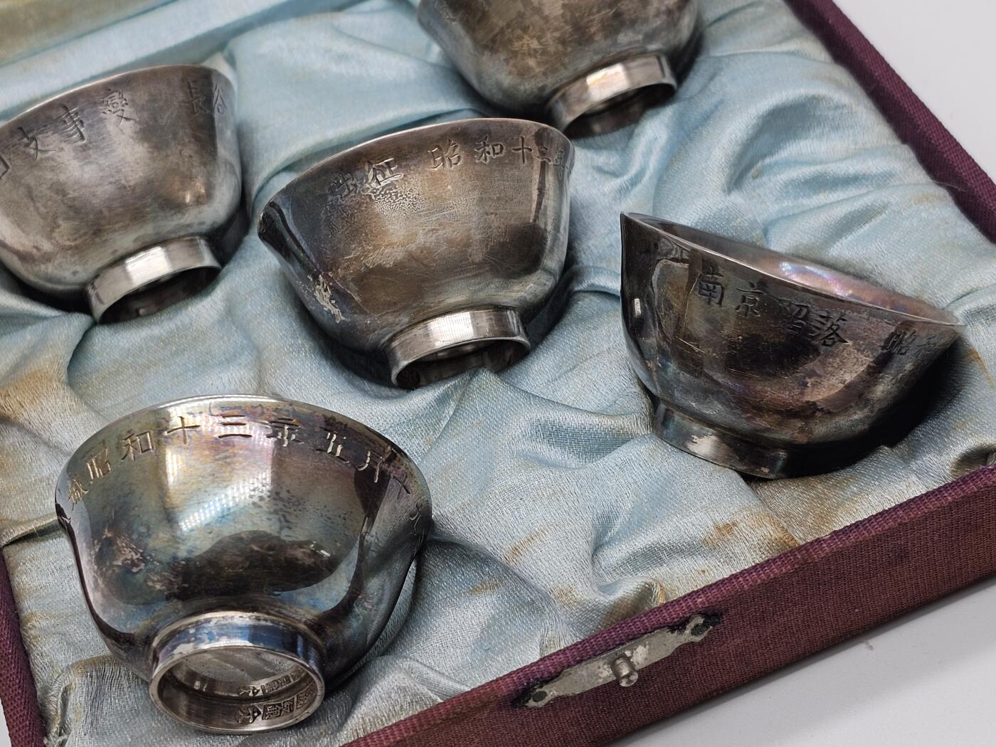 民国古董银杯五枚 天津宝成号银楼 南京大屠杀甲级战犯长谷川定制 其中包含出征 徐州会战日军徐州入城式 南京保卫战南京沦陷等关键日期记录，以及长谷川联队回撤日本本土时间 做工精细，手工刻制 底部均有字号及纹银戳记 带原盒如图所示 抗战珍贵史料，包含重大历史事件，全重193g左右，博物馆级藏品