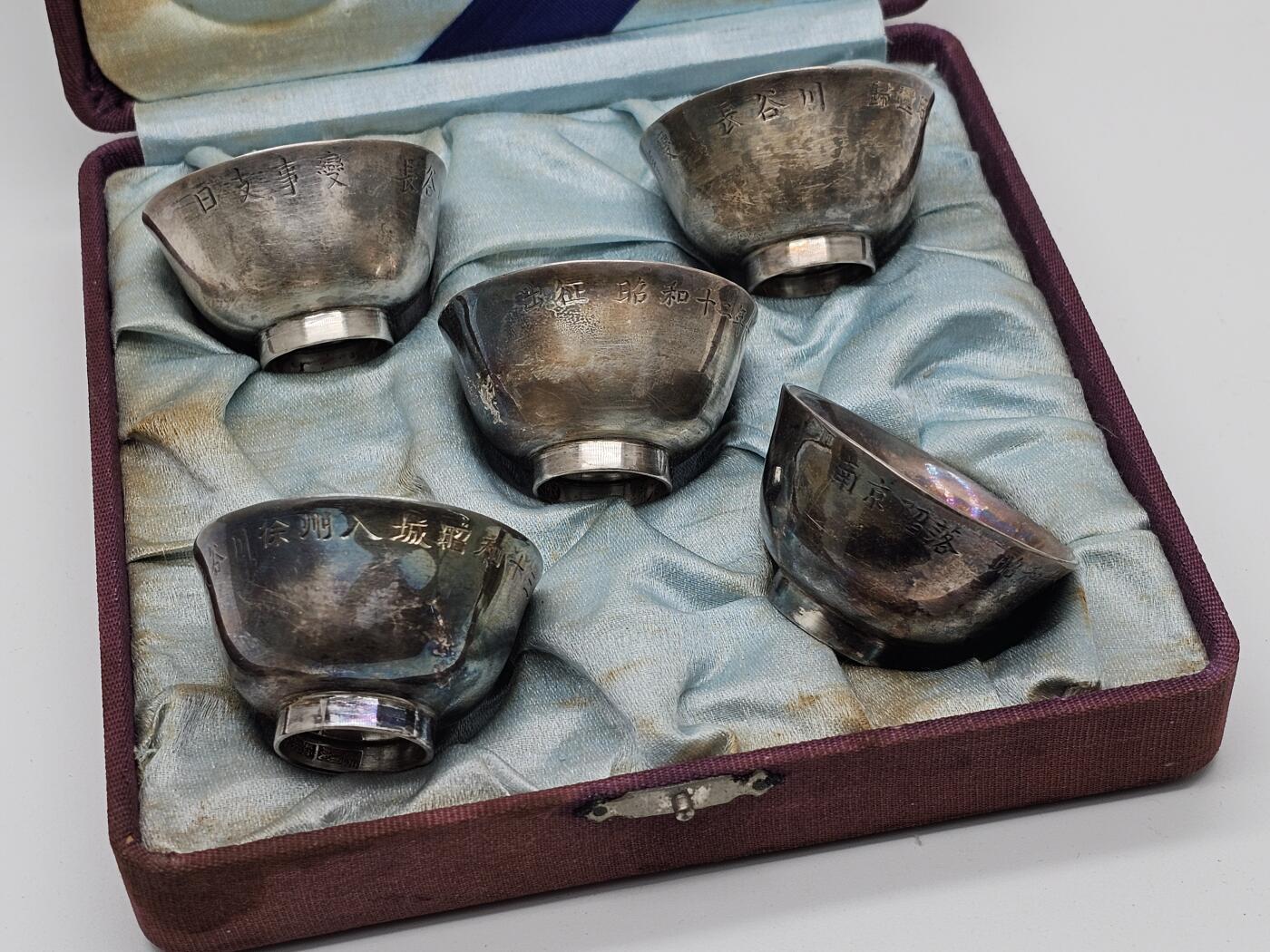 民国古董银杯五枚 天津宝成号银楼 南京大屠杀甲级战犯长谷川定制 其中包含出征 徐州会战日军徐州入城式 南京保卫战南京沦陷等关键日期记录，以及长谷川联队回撤日本本土时间 做工精细，手工刻制 底部均有字号及纹银戳记 带原盒如图所示 抗战珍贵史料，包含重大历史事件，全重193g左右，博物馆级藏品