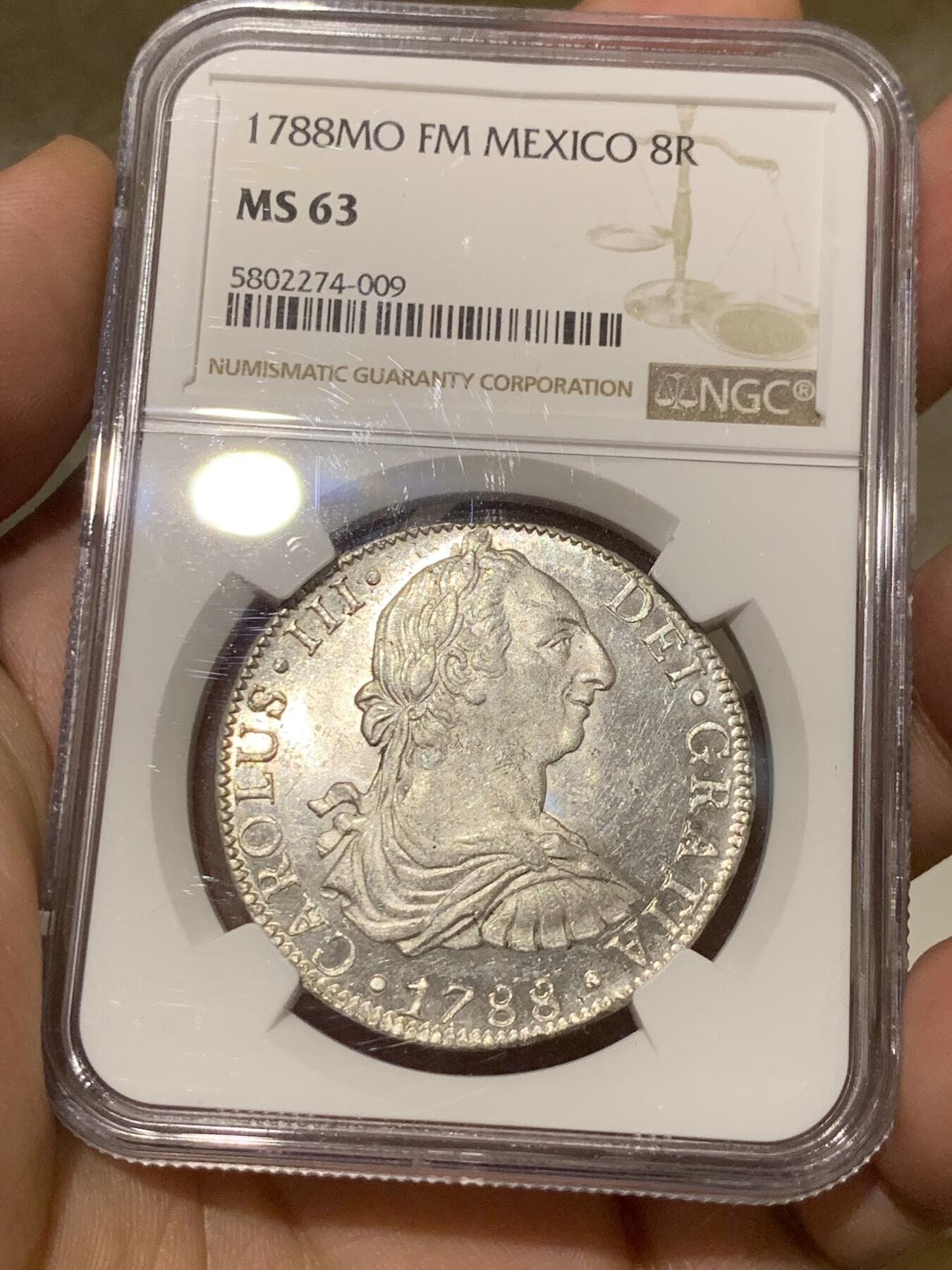 《竞宝斋》第288场-周六， 周日，周一 3场连拍 （全场包邮） 唯一冠军分 NGC MS63 墨西哥 1788年 卡三 双柱大银币 PL底板 炫目光泽