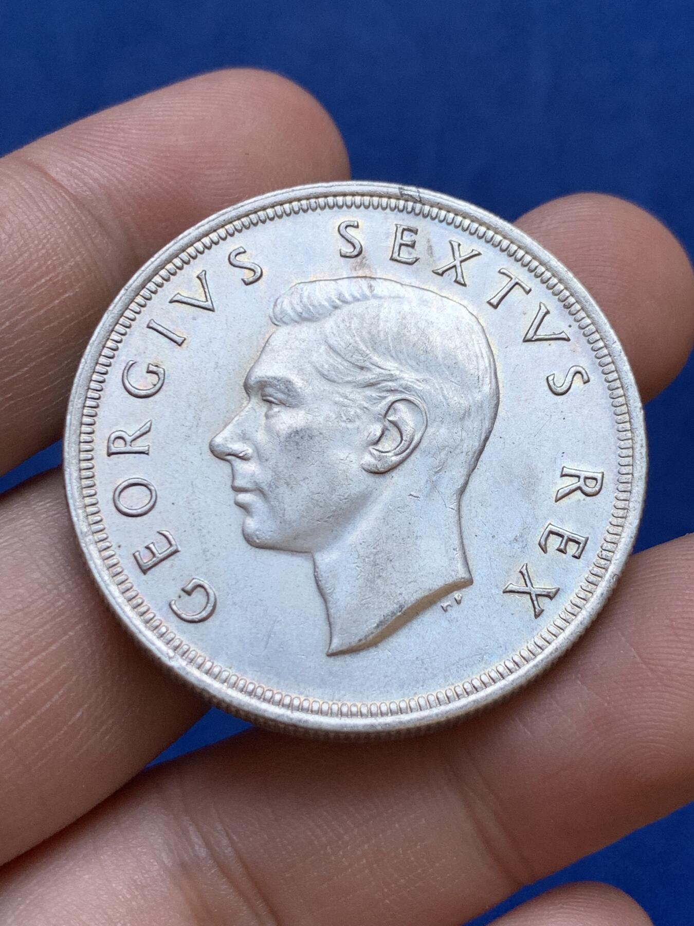 《竞宝斋》第288场-周六， 周日，周一 3场连拍 （全场包邮） 1952年英属南非克朗型5先令大银币 UNC品