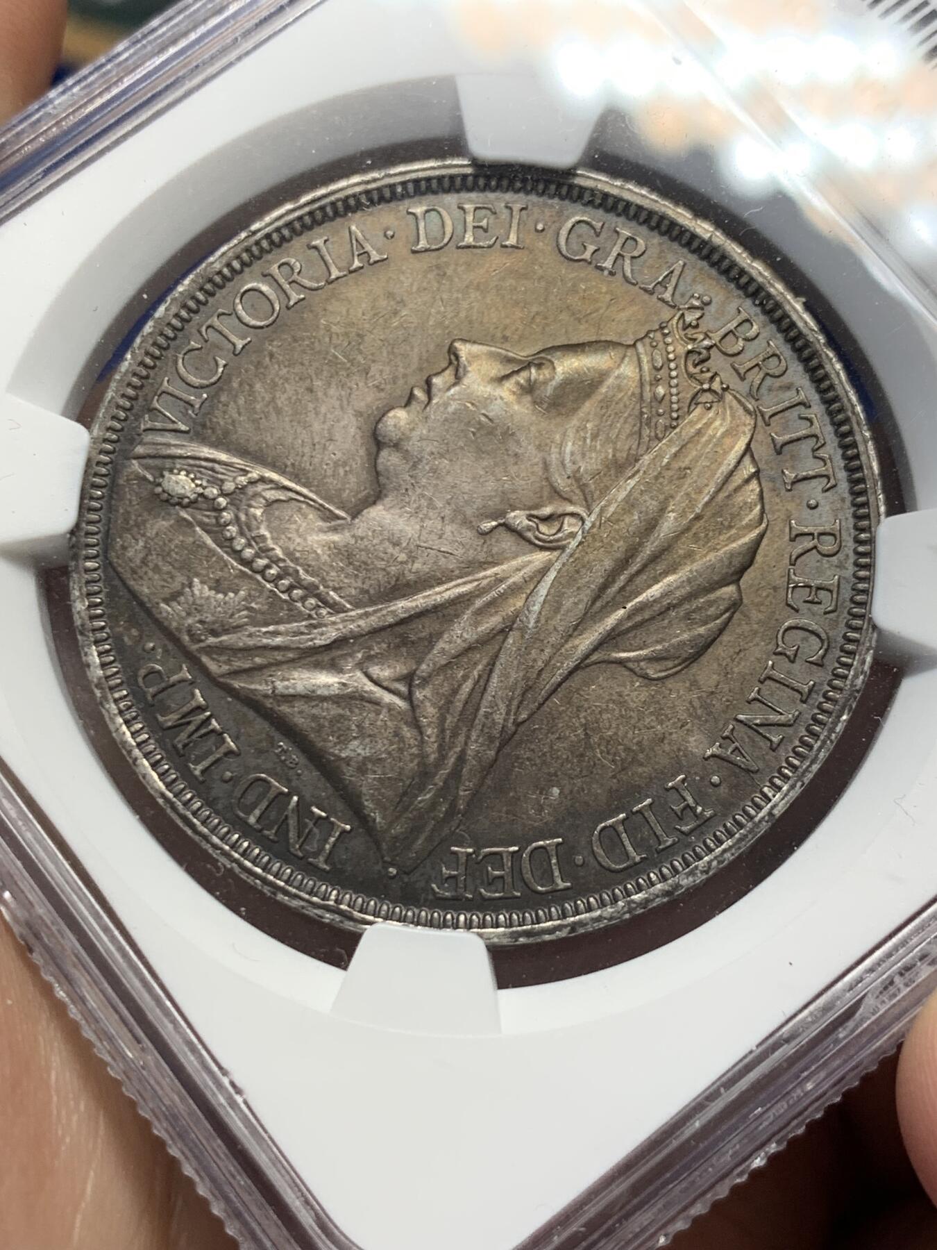 《竞宝斋》第288场-周六， 周日，周一 3场连拍 （全场包邮） NGC AU58 英国1893年维多利亚披纱马剑银币 黑五彩包浆，底板丝滑 转光感强烈，非常漂亮，严重低评