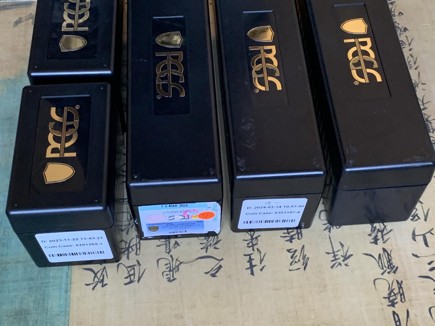 《竞宝斋》第288场-周六， 周日，周一 3场连拍 （全场包邮） 5个一组 PCGS黑色收纳盒 20枚装收纳盒3个+10枚装收纳盒2个 都很新