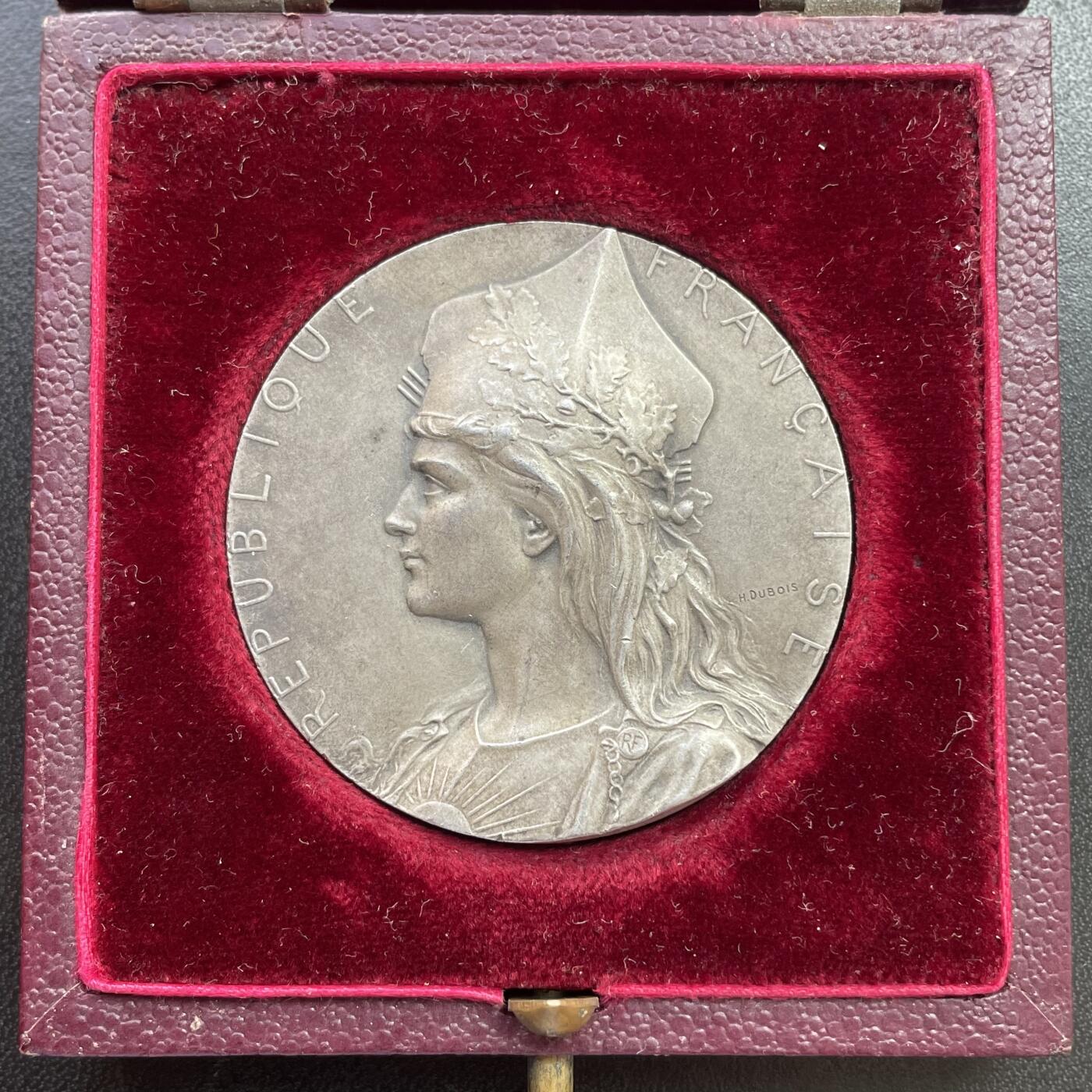 「木头集藏」章牌精品专场！ H.Dubois～法国射击竞赛原盒银章  直径：45 mm，42 g，边铭：丰饶角 1ARGENT，原盒正常使用，少见玛丽安娜银章。