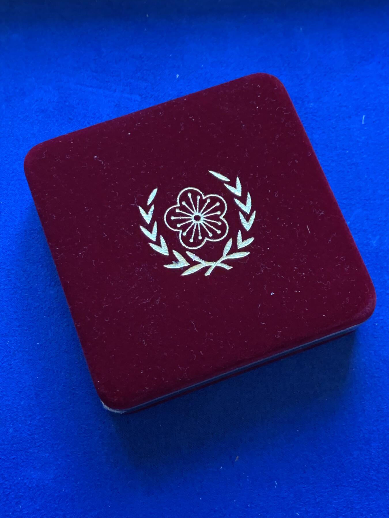 《竞宝斋》第288场-周六， 周日，周一 3场连拍 （全场包邮） 中国台湾省1996年第九任正副省长就职纪念银币1盎司大银币 盒证齐全 银币是原封膜 热门题材