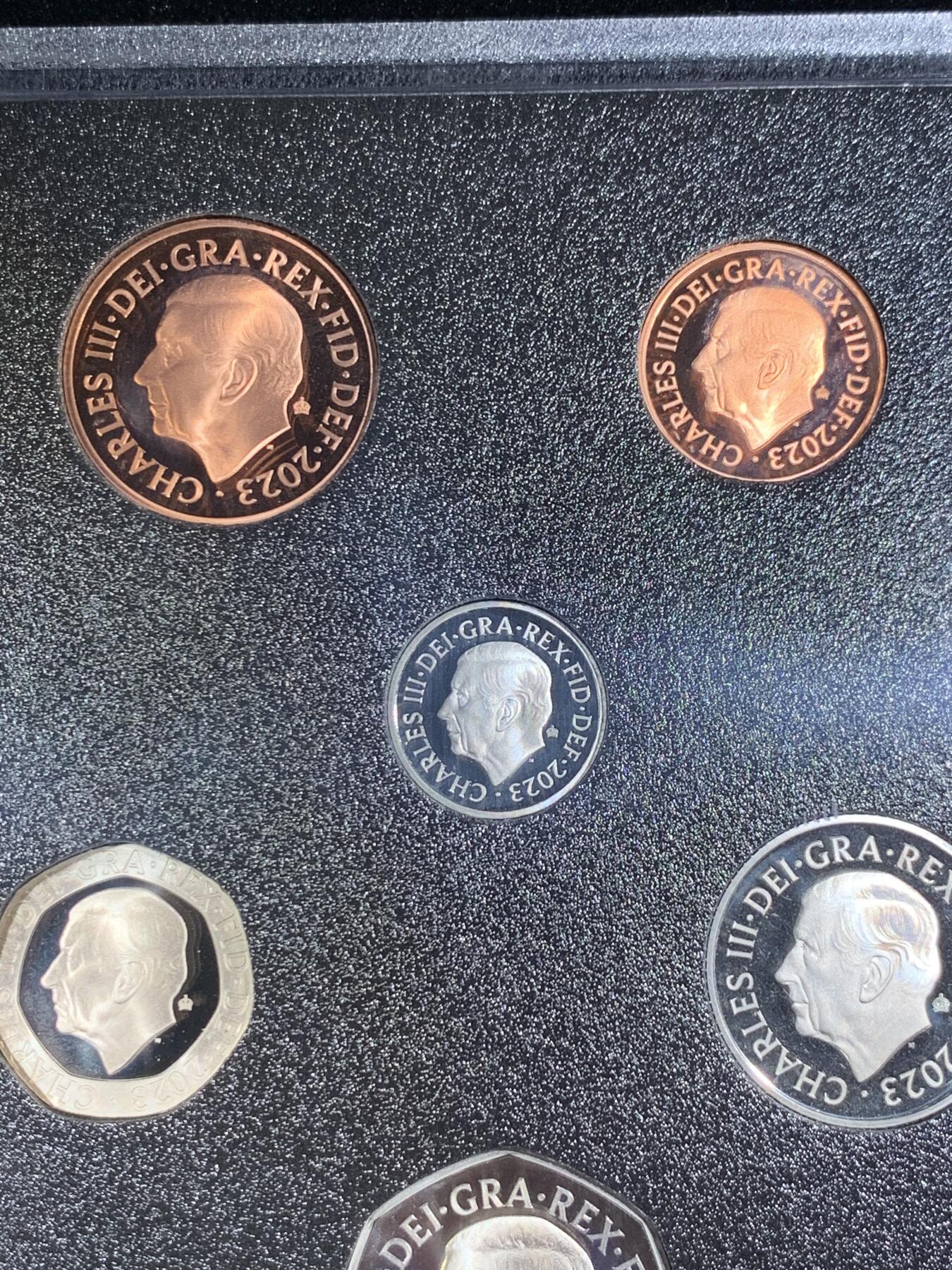 《竞宝斋》第288场-周六， 周日，周一 3场连拍 （全场包邮） 英国2023年查尔斯三世登基精制套币PROOF SET带原盒证书,首年精制每枚币带小皇冠暗记，大不列颠传统动物花卉