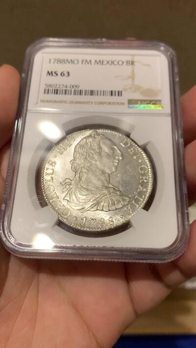 《竞宝斋》第288场-周六， 周日，周一 3场连拍 （全场包邮） 唯一冠军分 NGC MS63 墨西哥 1788年 卡三 双柱大银币 PL底板 炫目光泽