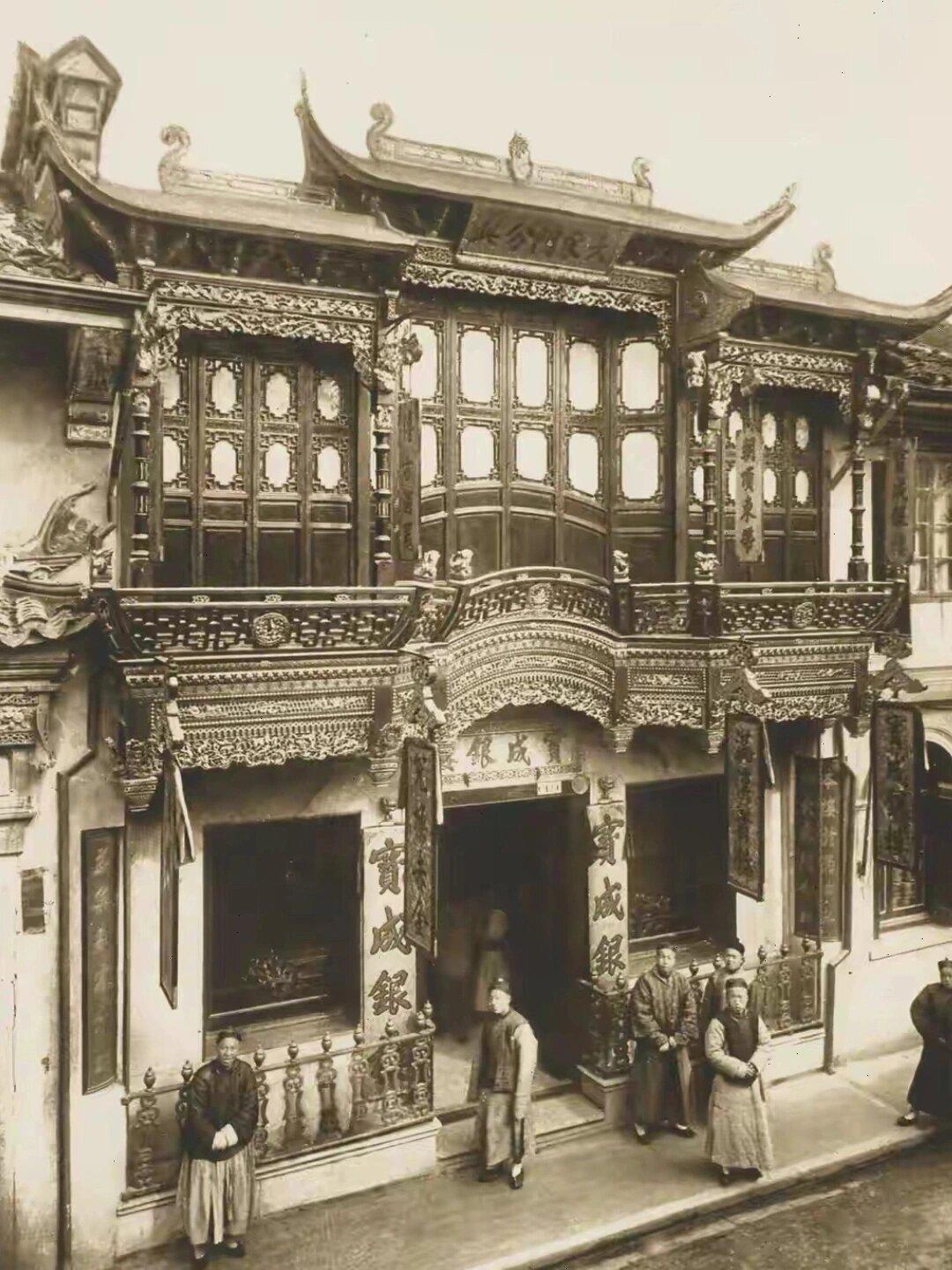 民国古董银杯五枚 天津宝成号银楼 南京大屠杀甲级战犯长谷川定制 其中包含出征 徐州会战日军徐州入城式 南京保卫战南京沦陷等关键日期记录，以及长谷川联队回撤日本本土时间 做工精细，手工刻制 底部均有字号及纹银戳记 带原盒如图所示 抗战珍贵史料，包含重大历史事件，全重193g左右，博物馆级藏品