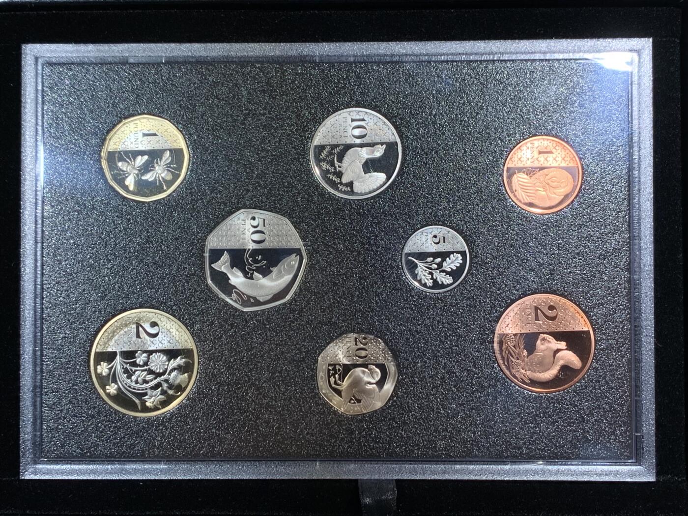 《竞宝斋》第288场-周六， 周日，周一 3场连拍 （全场包邮） 英国2023年查尔斯三世登基精制套币PROOF SET带原盒证书,首年精制每枚币带小皇冠暗记，大不列颠传统动物花卉