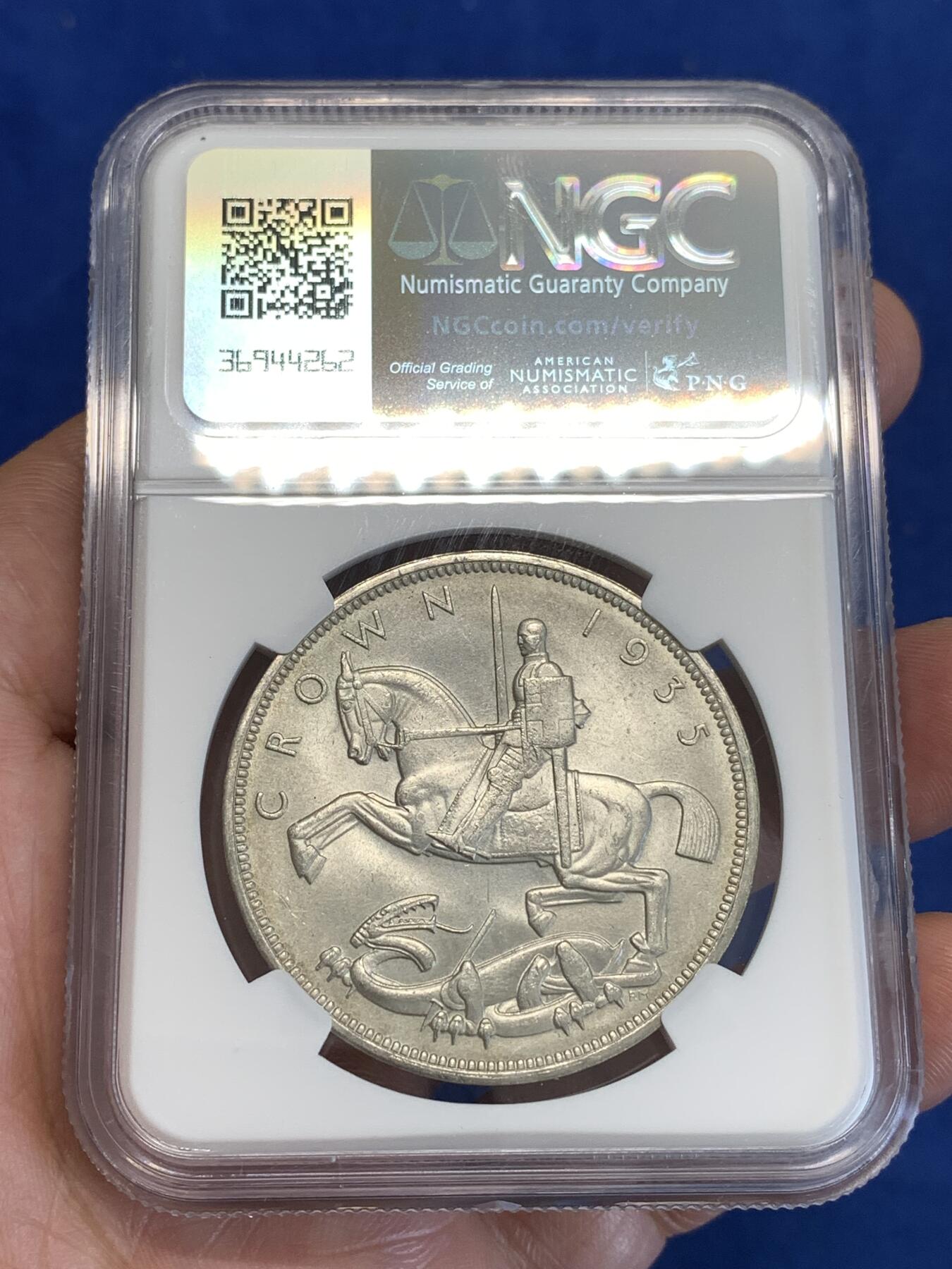 《竞宝斋》第288场-周六， 周日，周一 3场连拍 （全场包邮） NGC MS62 英国1935年乔治五世木马剑1克朗银币