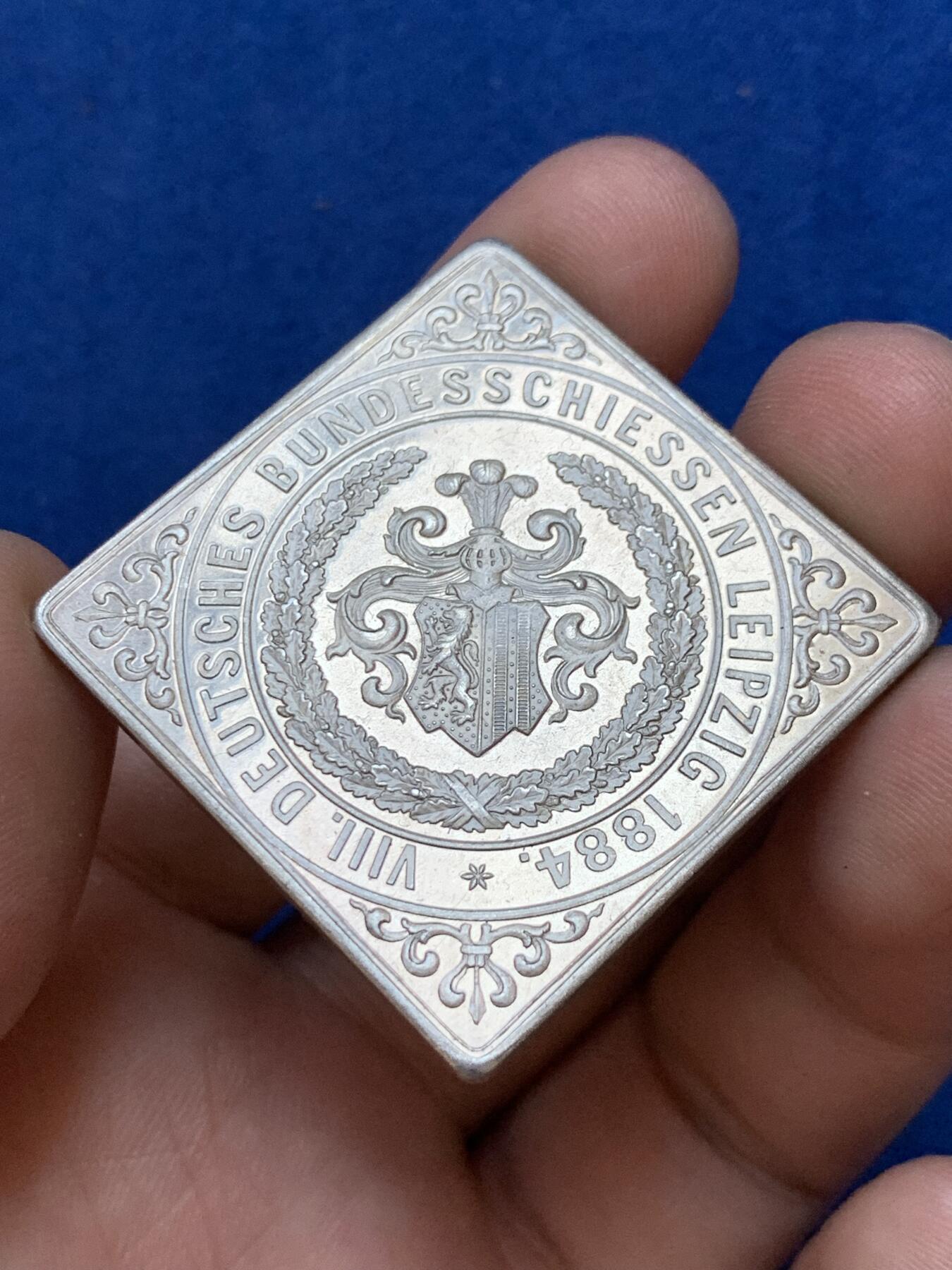 《竞宝斋》第288场-周六， 周日，周一 3场连拍 （全场包邮） 德国 1884 莱比锡 设计节 方形银章 细节极好 带出厂保护层 非常少的品种 27.8克 对边36.5mm