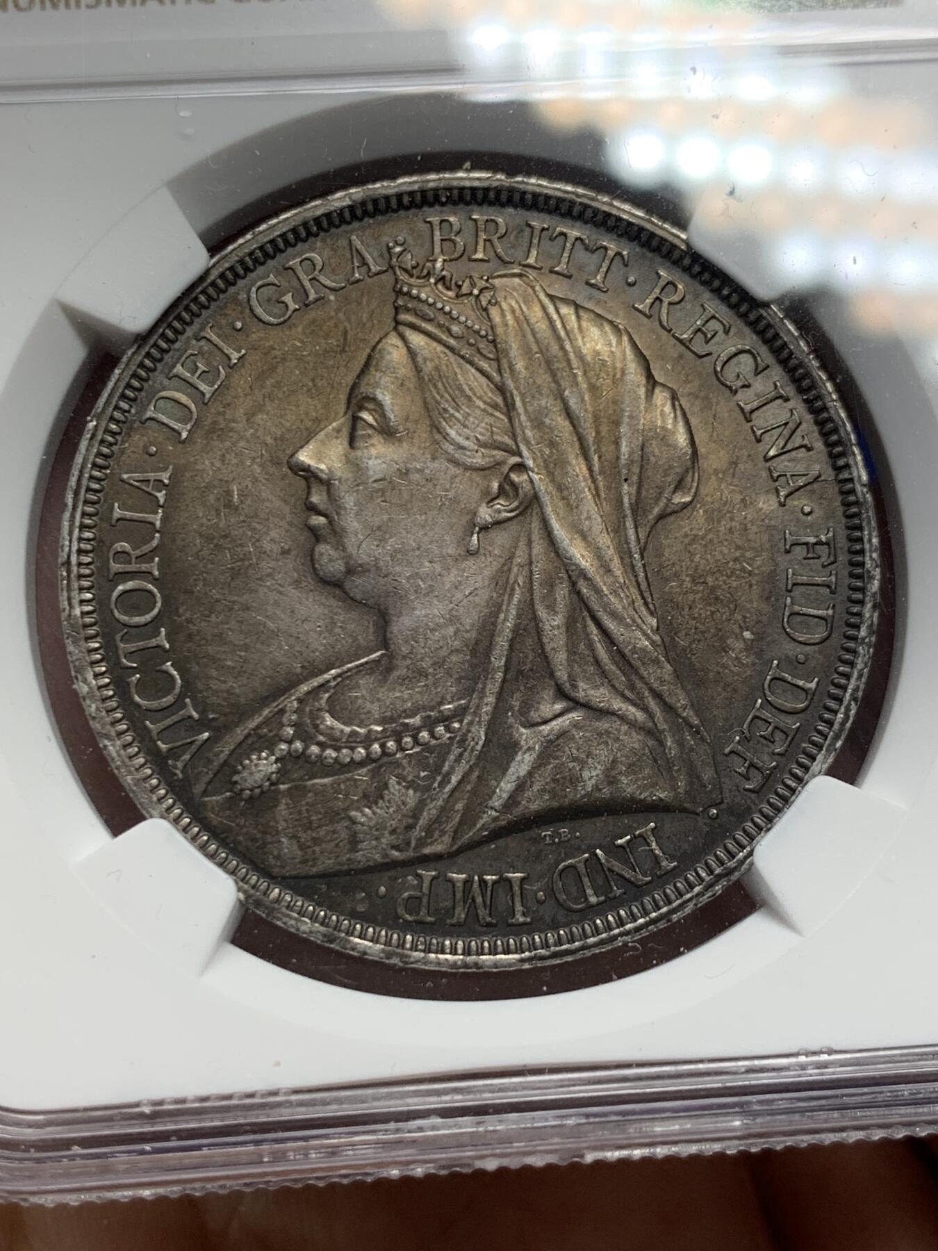 《竞宝斋》第288场-周六， 周日，周一 3场连拍 （全场包邮） NGC AU58 英国1893年维多利亚披纱马剑银币 黑五彩包浆，底板丝滑 转光感强烈，非常漂亮，严重低评