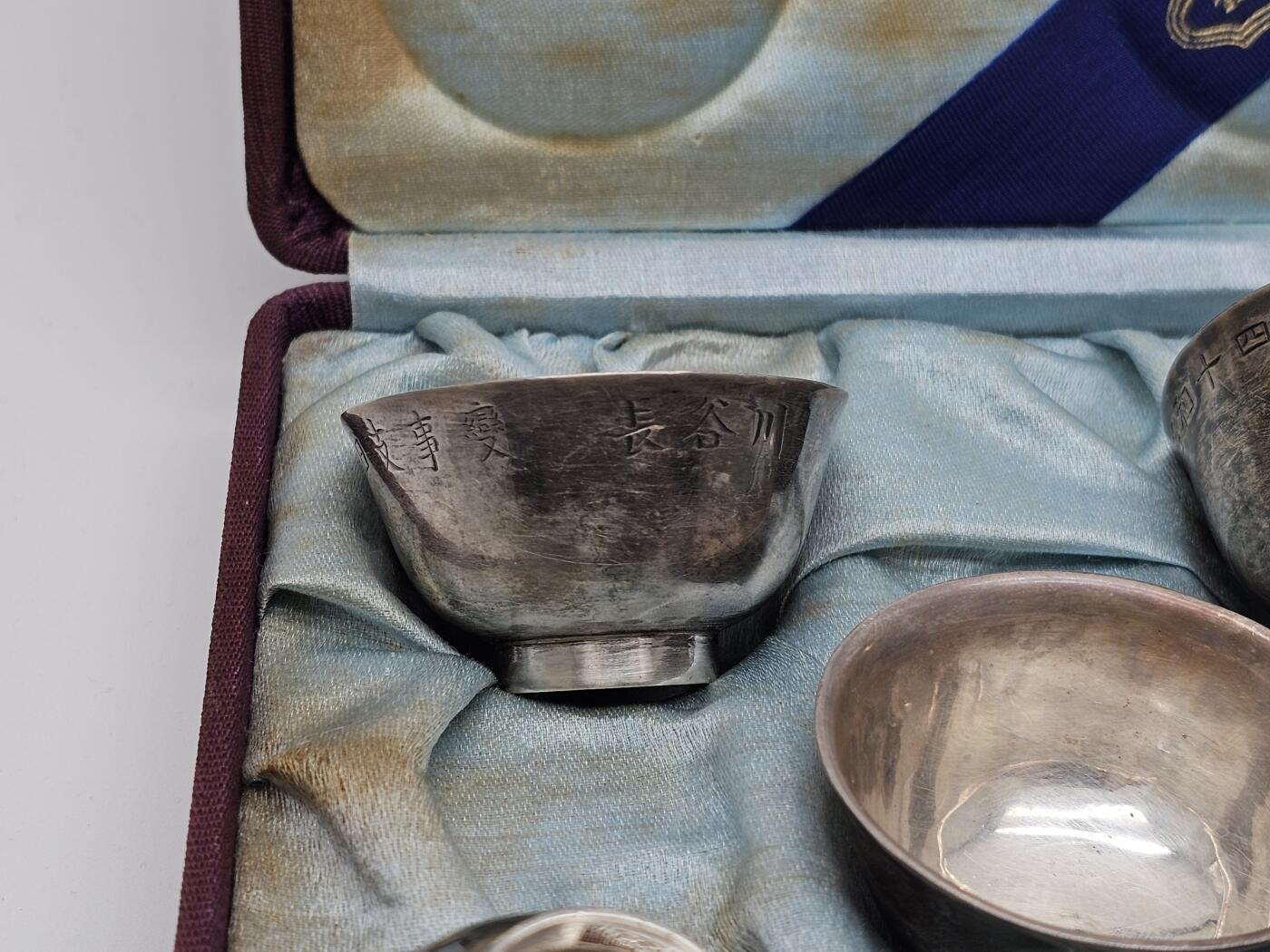 民国古董银杯五枚 天津宝成号银楼 南京大屠杀甲级战犯长谷川定制 其中包含出征 徐州会战日军徐州入城式 南京保卫战南京沦陷等关键日期记录，以及长谷川联队回撤日本本土时间 做工精细，手工刻制 底部均有字号及纹银戳记 带原盒如图所示 抗战珍贵史料，包含重大历史事件，全重193g左右，博物馆级藏品