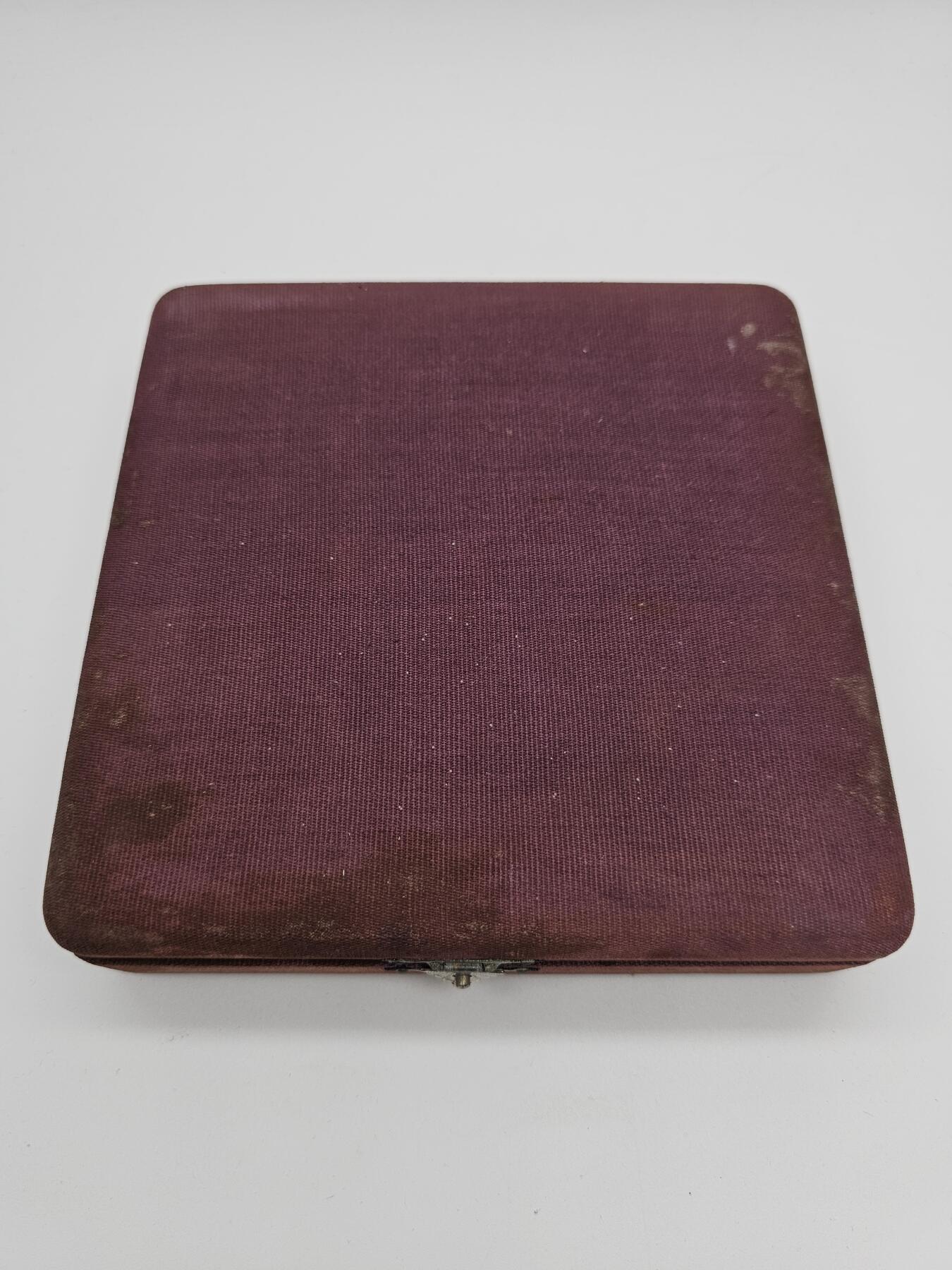 民国古董银杯五枚 天津宝成号银楼 南京大屠杀甲级战犯长谷川定制 其中包含出征 徐州会战日军徐州入城式 南京保卫战南京沦陷等关键日期记录，以及长谷川联队回撤日本本土时间 做工精细，手工刻制 底部均有字号及纹银戳记 带原盒如图所示 抗战珍贵史料，包含重大历史事件，全重193g左右，博物馆级藏品