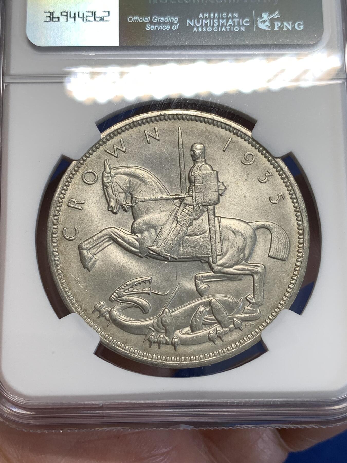 《竞宝斋》第288场-周六， 周日，周一 3场连拍 （全场包邮） NGC MS62 英国1935年乔治五世木马剑1克朗银币