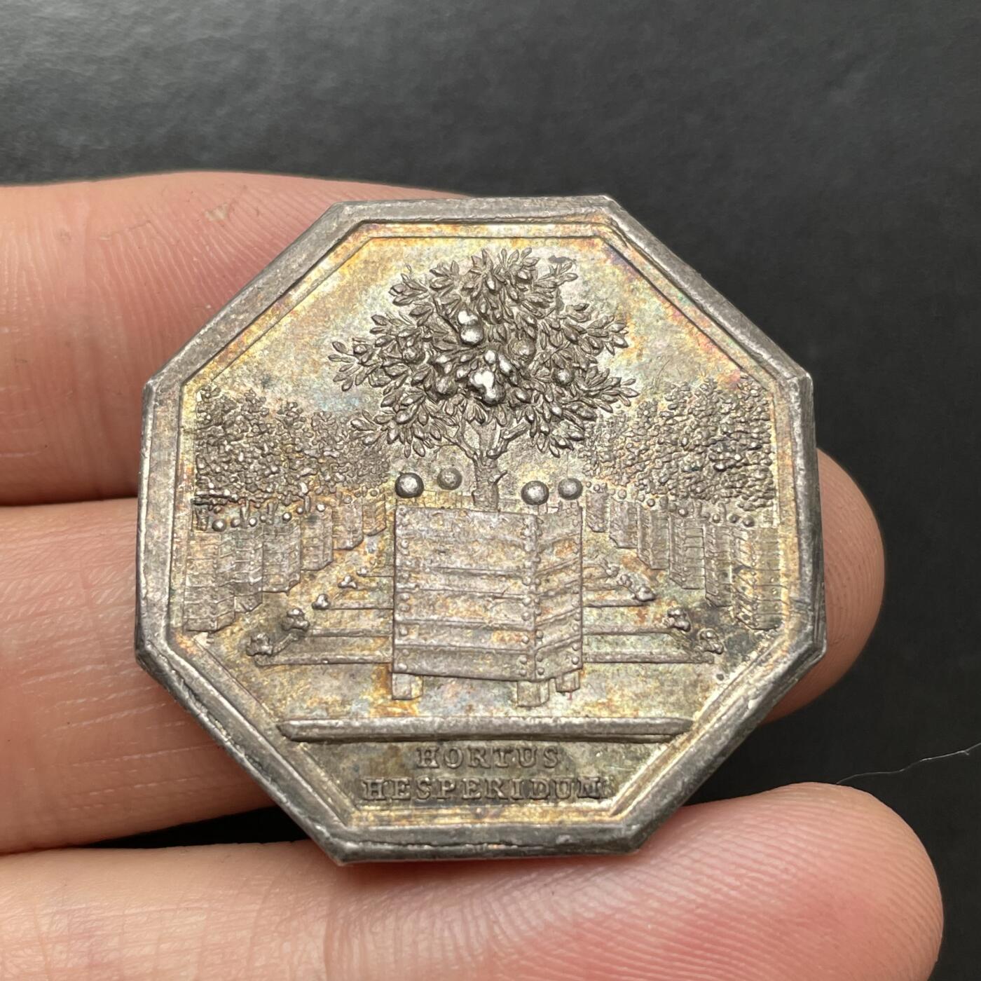 「木头集藏」章牌精品专场！ 1792年法国水果商银奖章   直径：32 mm，12.5 g，早期无边铭版本，图案刻画橘子树，彩色氧化。