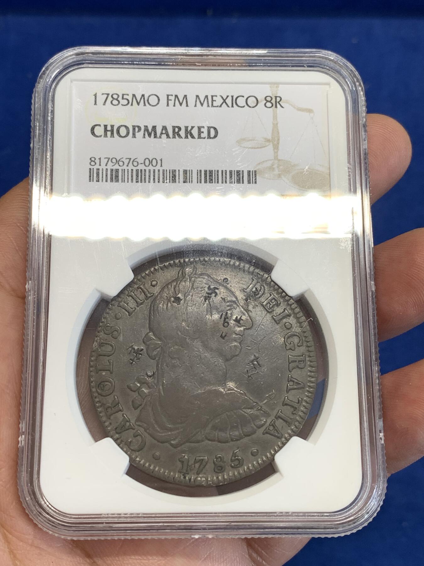 《竞宝斋》第288场-周六， 周日，周一 3场连拍 （全场包邮） NGC CHOPMARKED 墨西哥1785年卡三双柱8R 包浆入骨 卐字醇记很特别