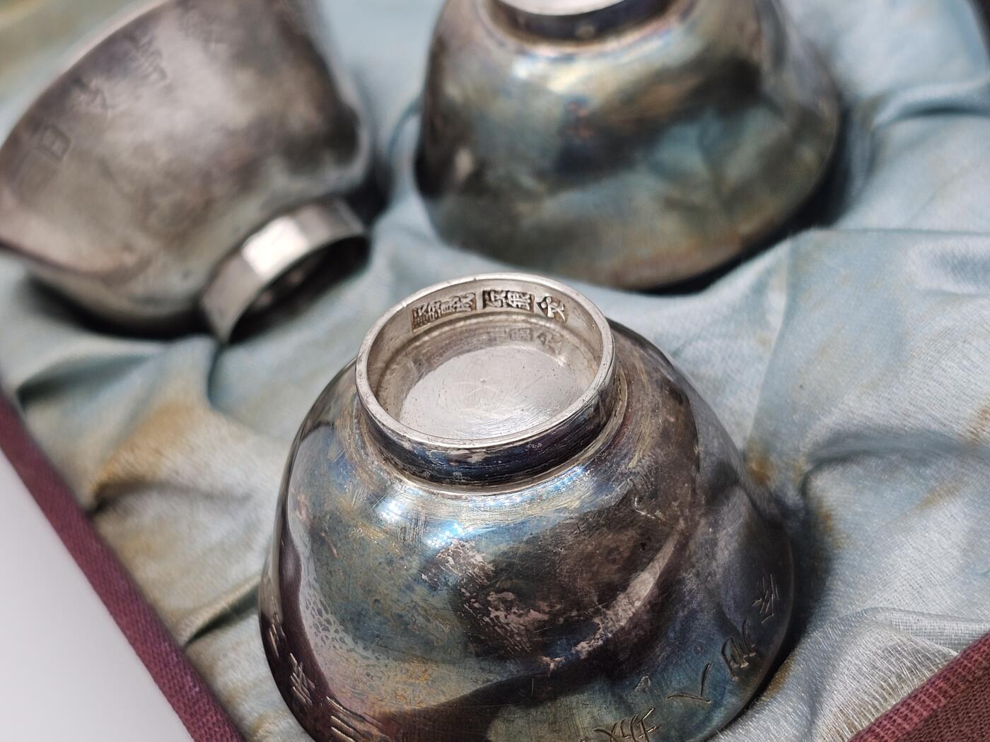 民国古董银杯五枚 天津宝成号银楼 南京大屠杀甲级战犯长谷川定制 其中包含出征 徐州会战日军徐州入城式 南京保卫战南京沦陷等关键日期记录，以及长谷川联队回撤日本本土时间 做工精细，手工刻制 底部均有字号及纹银戳记 带原盒如图所示 抗战珍贵史料，包含重大历史事件，全重193g左右，博物馆级藏品