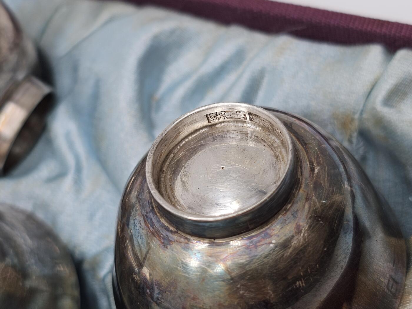 民国古董银杯五枚 天津宝成号银楼 南京大屠杀甲级战犯长谷川定制 其中包含出征 徐州会战日军徐州入城式 南京保卫战南京沦陷等关键日期记录，以及长谷川联队回撤日本本土时间 做工精细，手工刻制 底部均有字号及纹银戳记 带原盒如图所示 抗战珍贵史料，包含重大历史事件，全重193g左右，博物馆级藏品