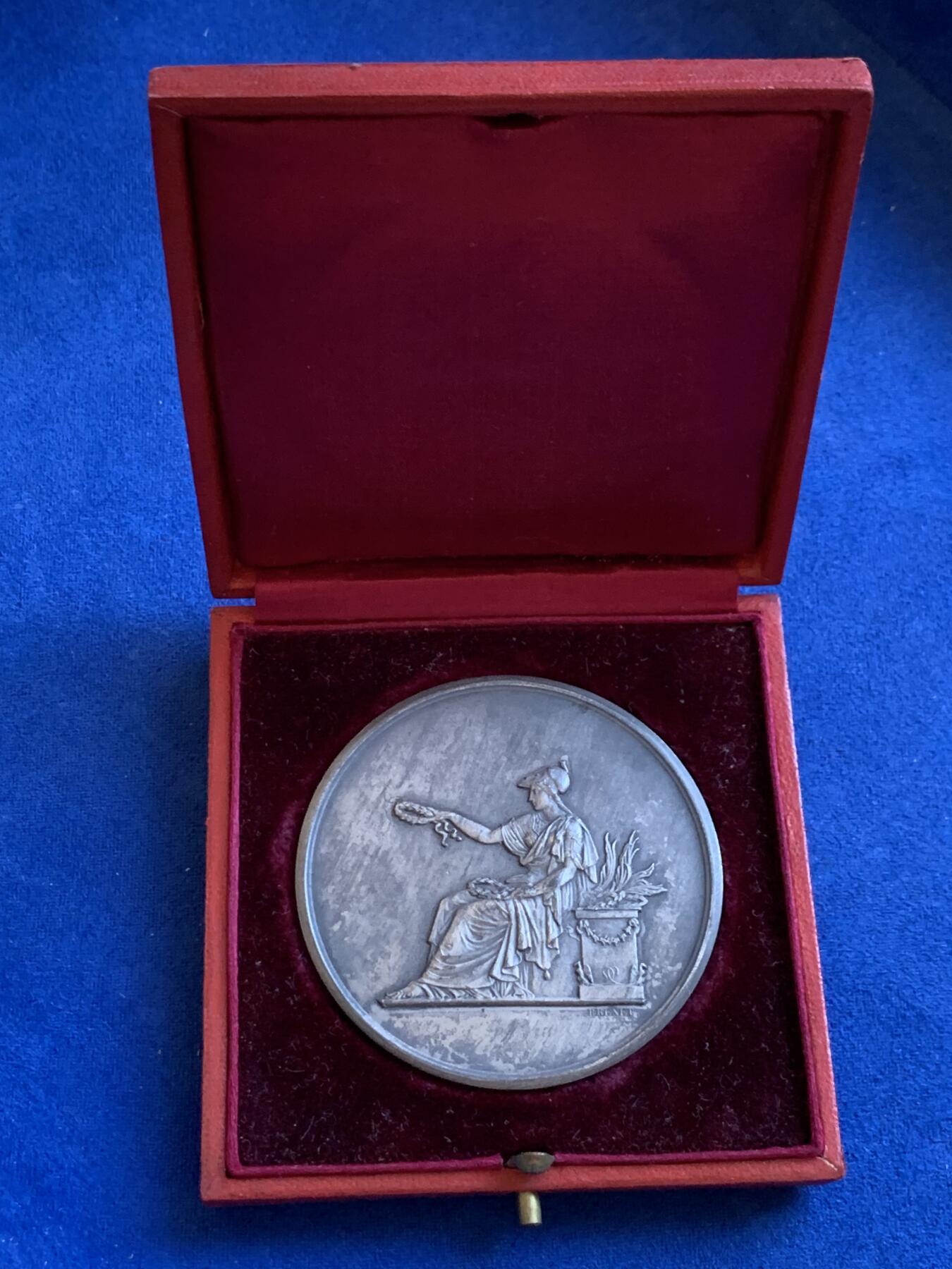 《竞宝斋》第288场-周六， 周日，周一 3场连拍 （全场包邮） 法国第三共和国工业银章 UNC好品 大尺寸 直径57mm 重93克 号角边铭 配有完好原盒