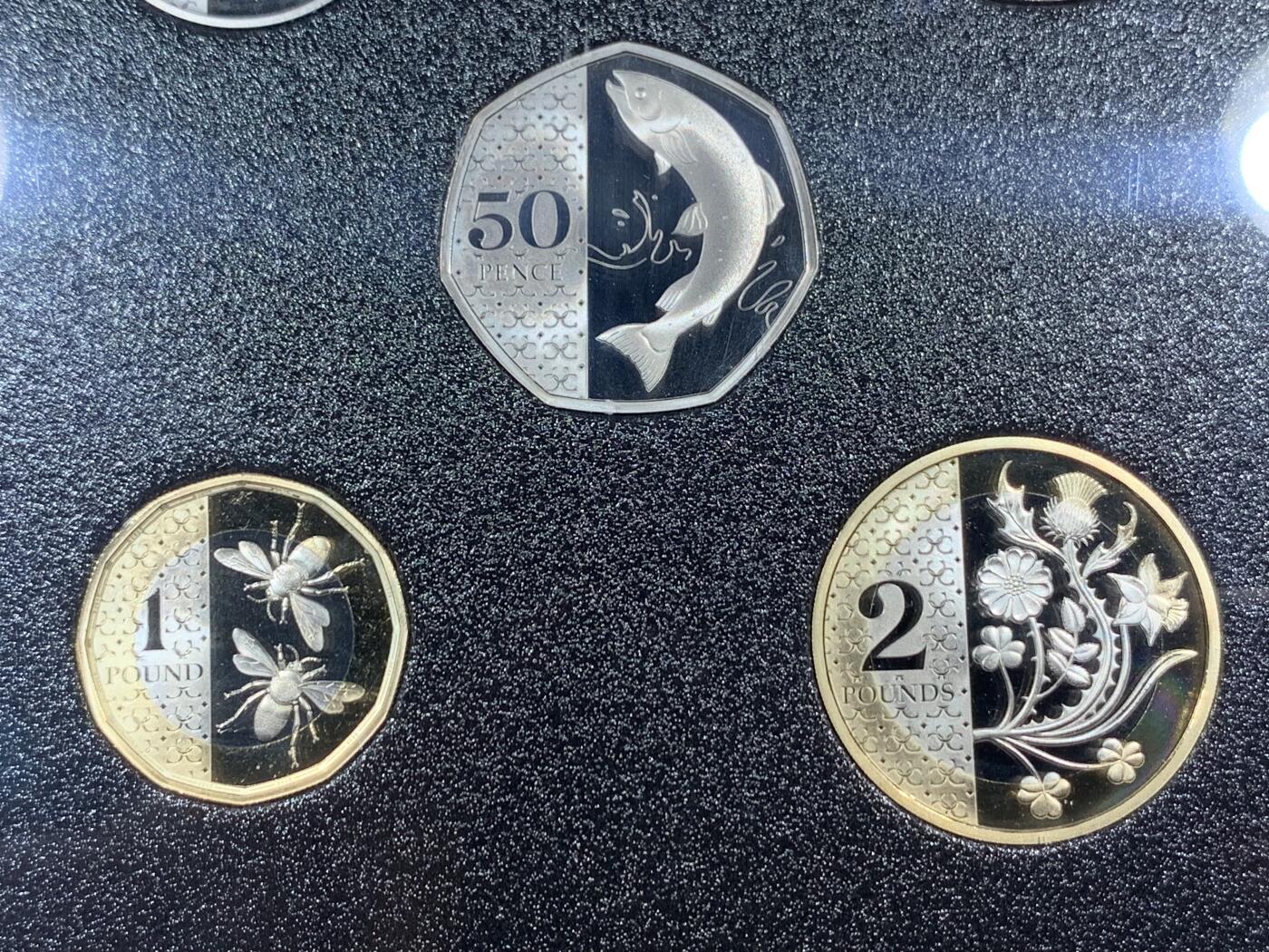 《竞宝斋》第288场-周六， 周日，周一 3场连拍 （全场包邮） 英国2023年查尔斯三世登基精制套币PROOF SET带原盒证书,首年精制每枚币带小皇冠暗记，大不列颠传统动物花卉