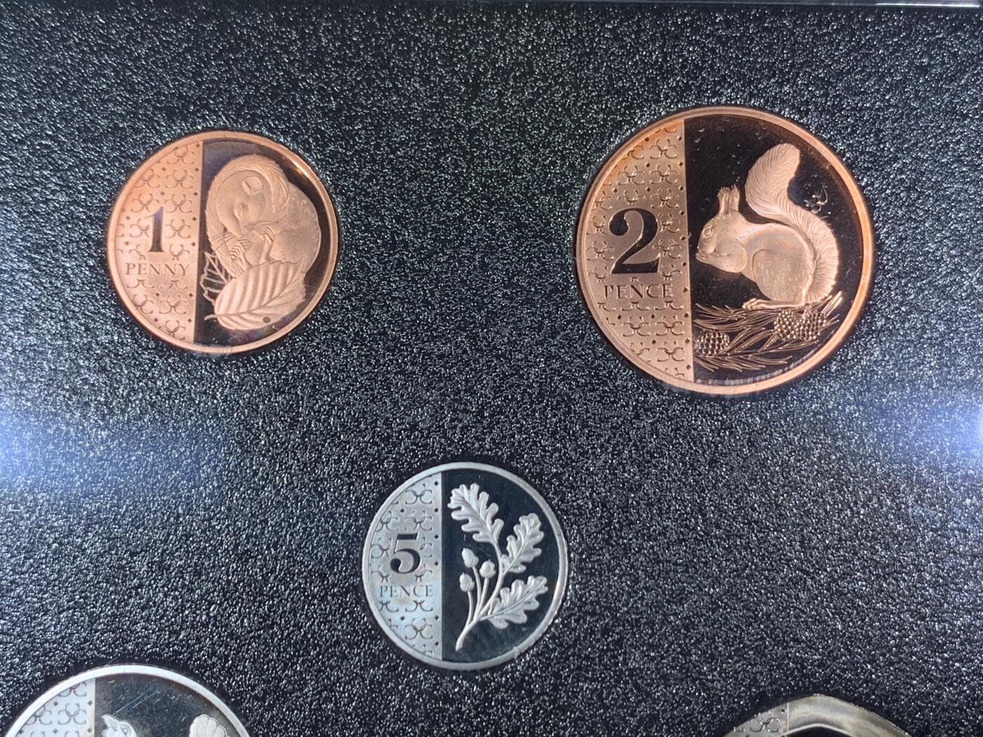 《竞宝斋》第288场-周六， 周日，周一 3场连拍 （全场包邮） 英国2023年查尔斯三世登基精制套币PROOF SET带原盒证书,首年精制每枚币带小皇冠暗记，大不列颠传统动物花卉