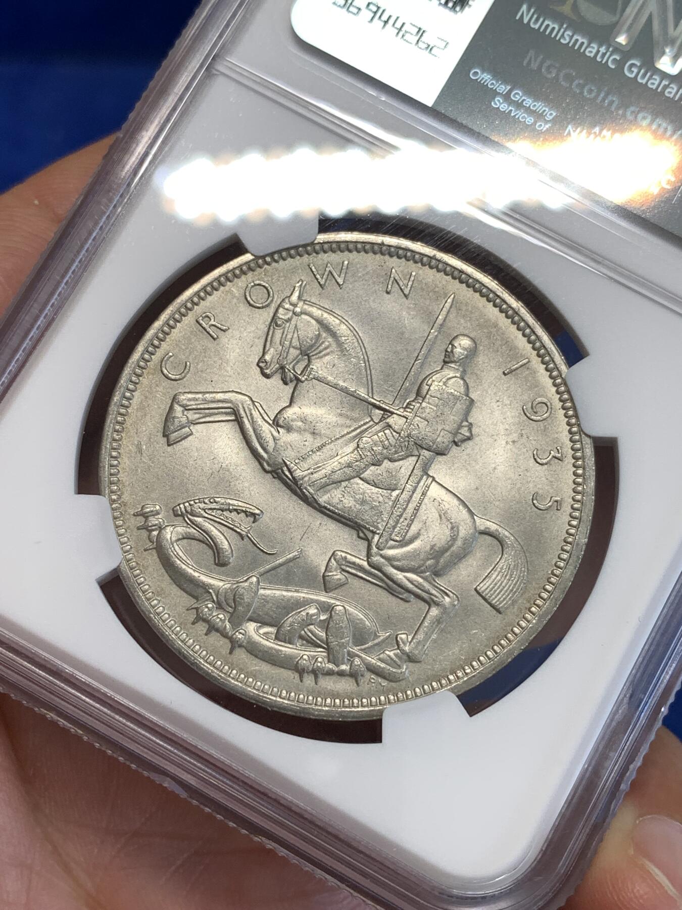 《竞宝斋》第288场-周六， 周日，周一 3场连拍 （全场包邮） NGC MS62 英国1935年乔治五世木马剑1克朗银币