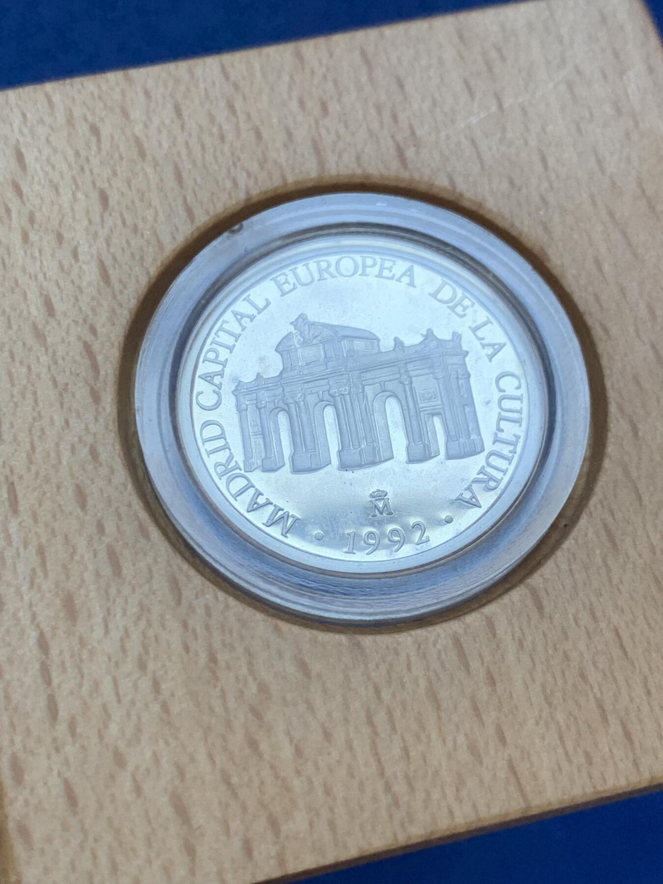 《竞宝斋》第288场-周六， 周日，周一 3场连拍 （全场包邮） 原盒 西班牙1992年 1艾古 精制银币