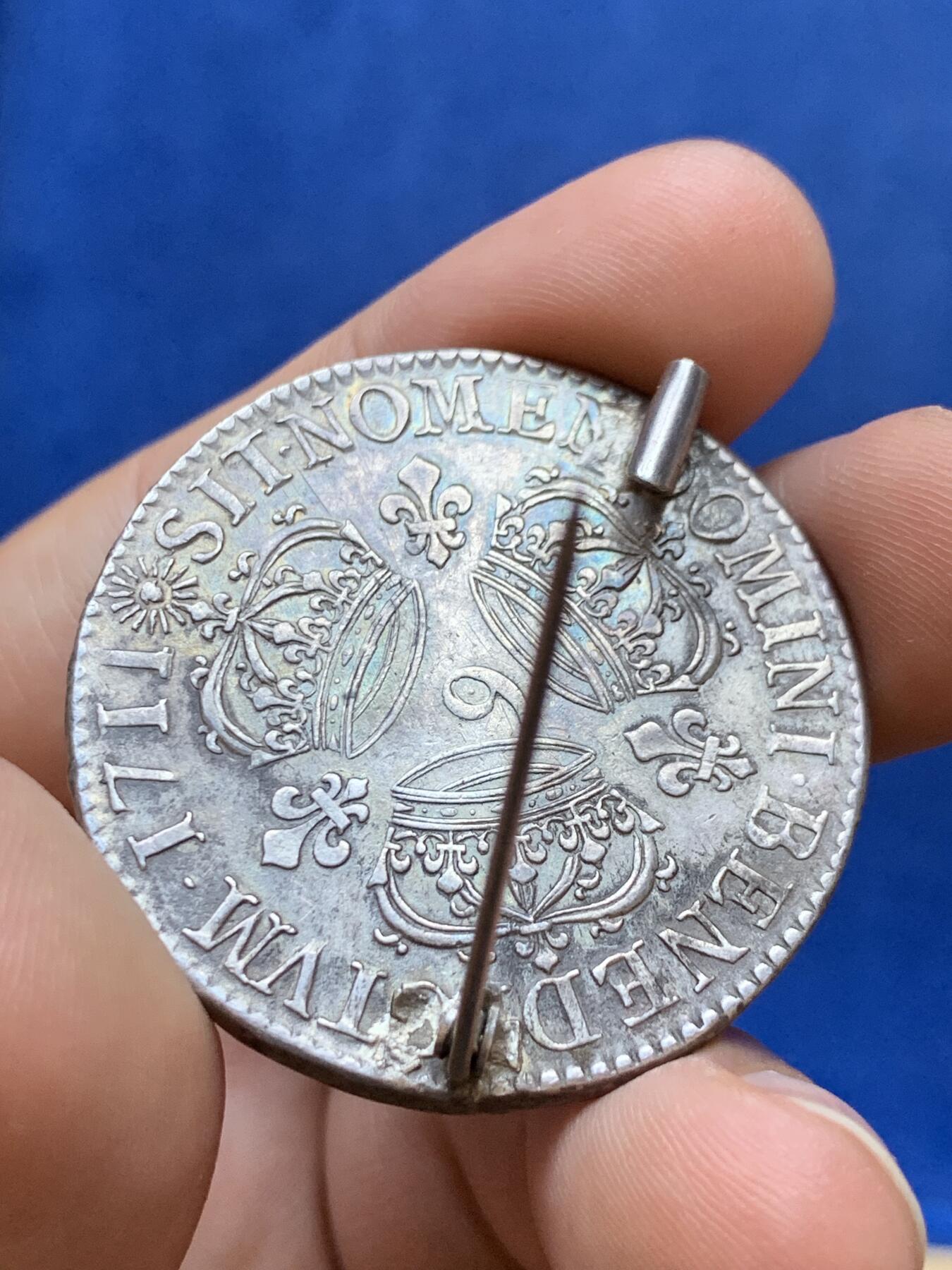 《竞宝斋》第288场-周六， 周日，周一 3场连拍 （全场包邮） 1711年法国路易十四三皇冠1埃居大银后改胸章 人像打制清晰深邃 皮壳舒服 味道纯正 把玩佩戴收藏不可多得