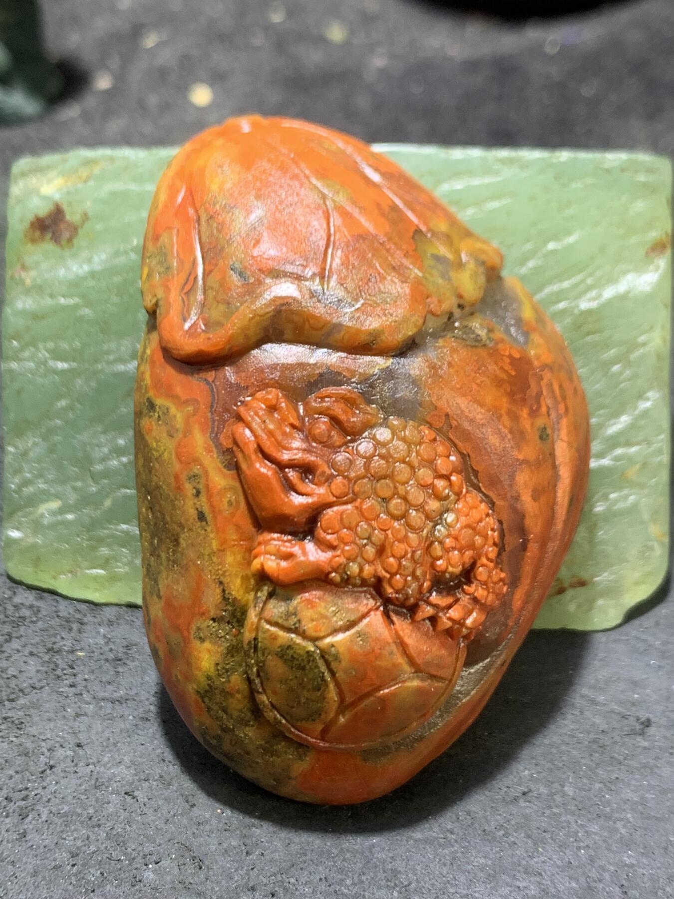 精美亚光冰飘心草花纹战国红玛瑙手工俏色巧雕金蟾荷叶吊坠（把件）一个