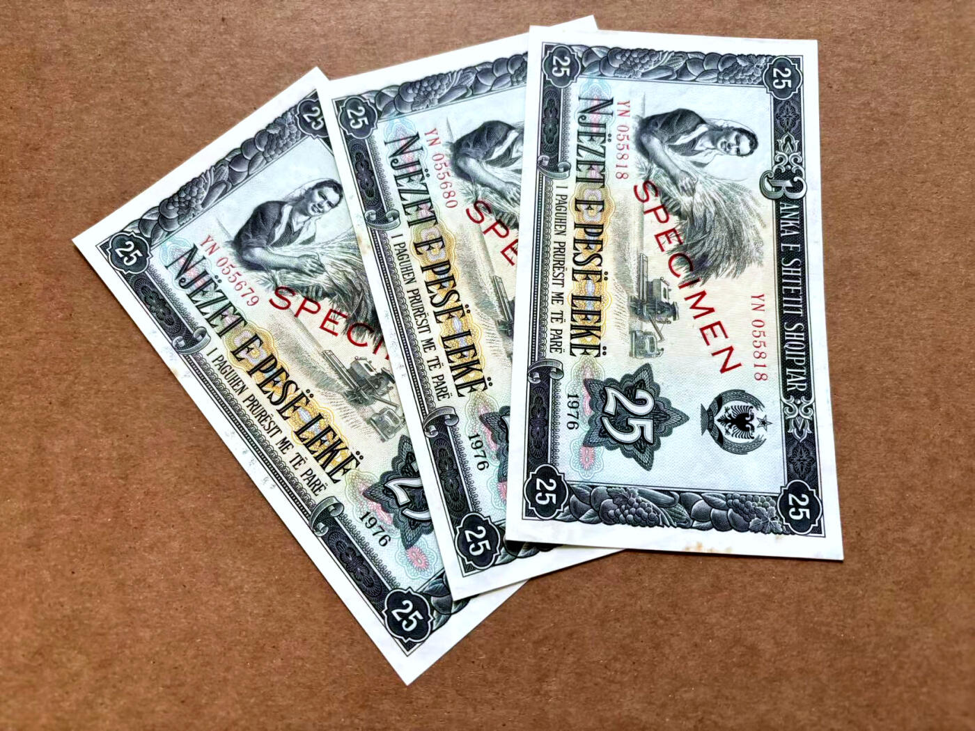 【Blue Auction】✨世界纸币精拍第502期【精】 【一组3张样钞】阿尔巴尼亚 1976年25列克 UNC- 黄斑