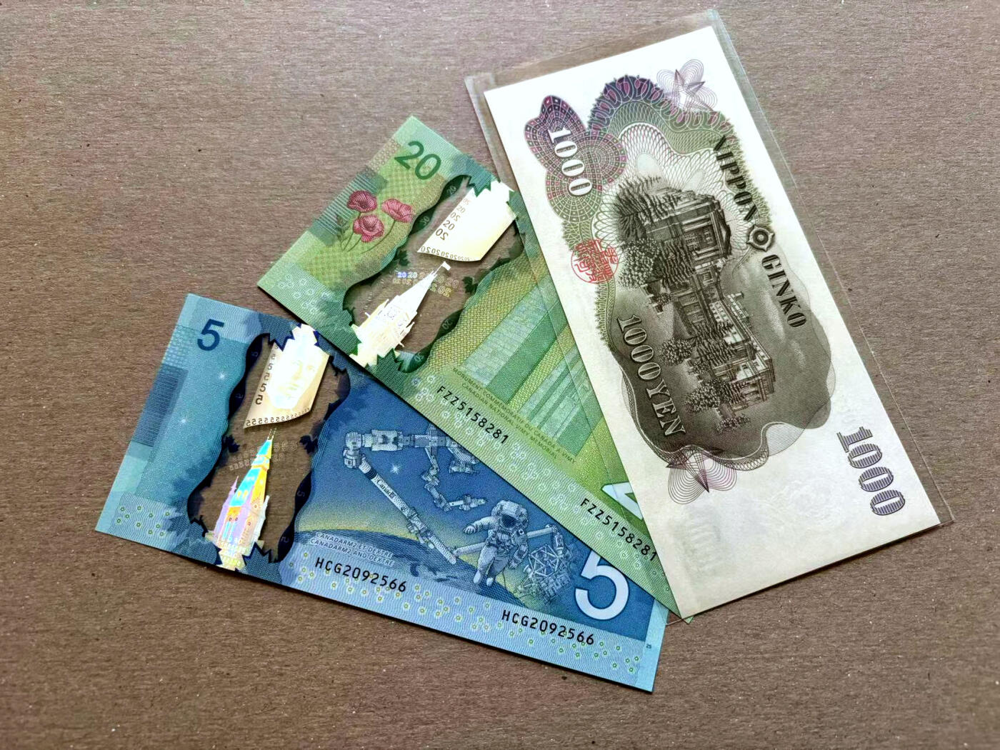 【Blue Auction】✨世界纸币精拍第502期【精】 【一组3张 含无47】日本 1000元、加拿大5-20元 塑料钞一组 全新UNC