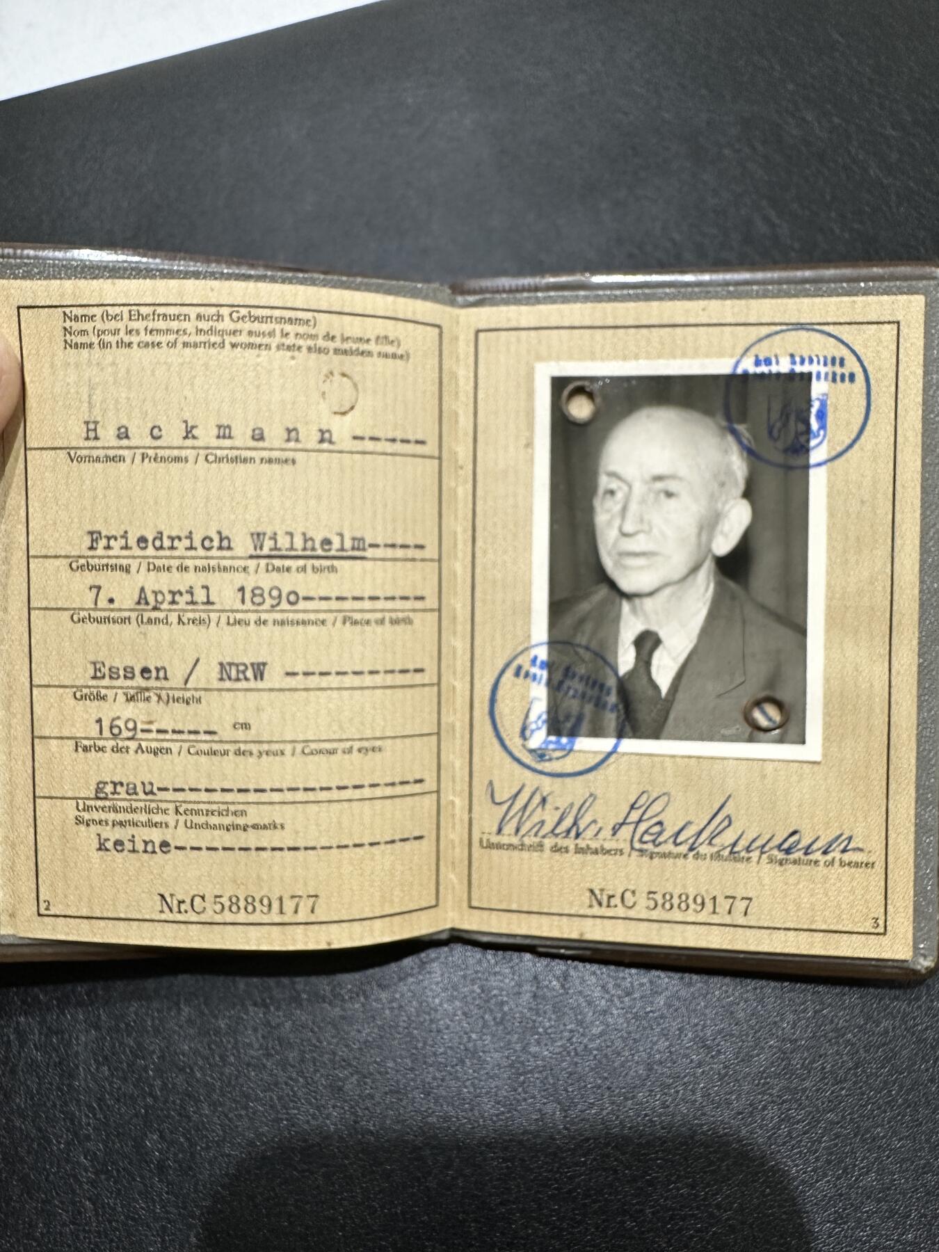 《外钞收藏家》第三百九十期 德国60年代 身份证 品相如图（只做收藏用途）