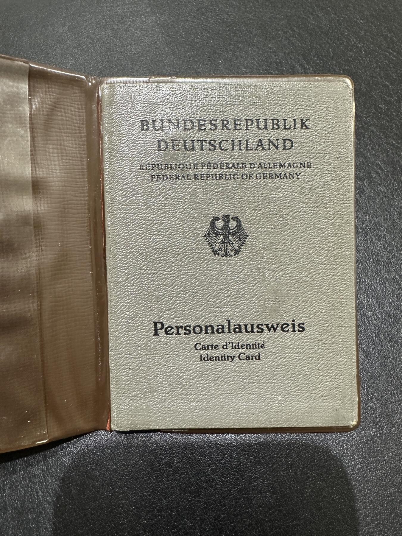 《外钞收藏家》第三百九十期 德国60年代 身份证 品相如图（只做收藏用途）
