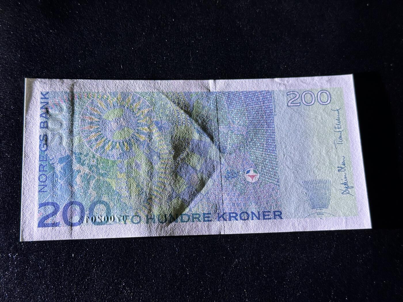 《外钞收藏家》第三百九十期 1994年挪威200克朗 UNC- 有压痕和边角荧光瑕疵