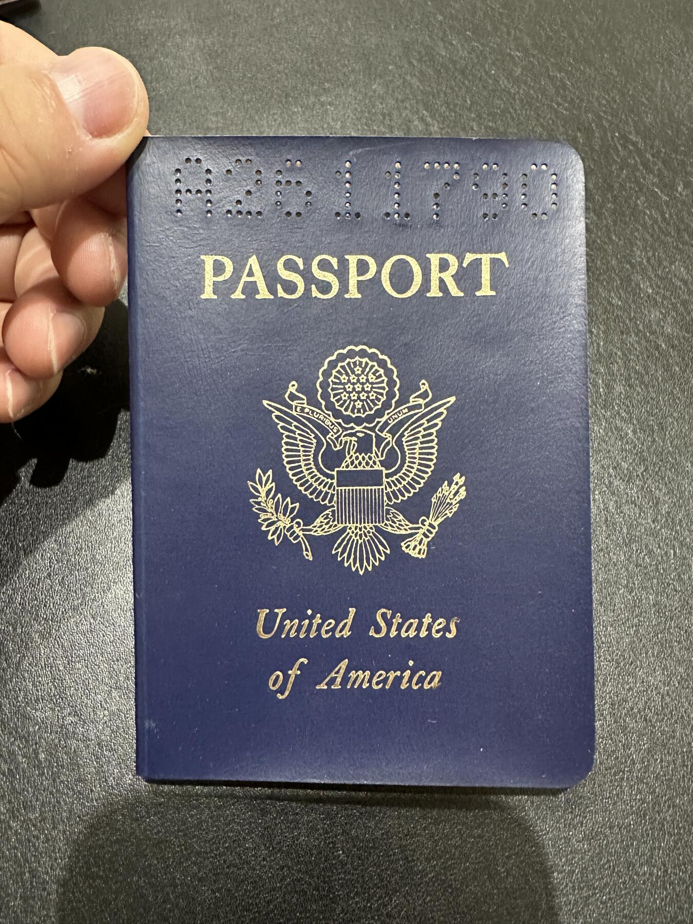 《外钞收藏家》第三百九十期 美国 因私护照(普通护照) 品相如图（只做个人收藏用途）