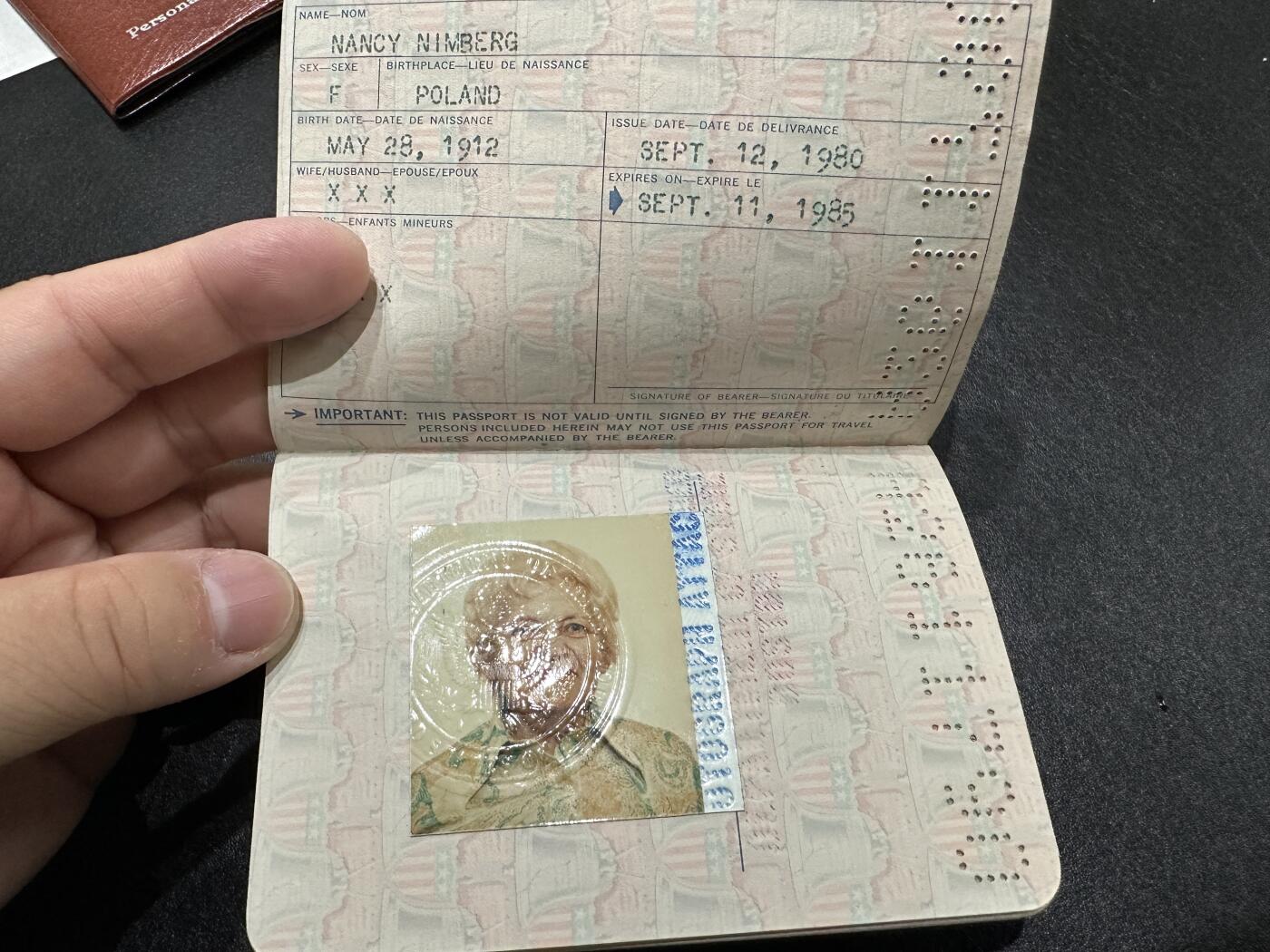 《外钞收藏家》第三百九十期 美国 因私护照(普通护照) 品相如图（只做个人收藏用途）