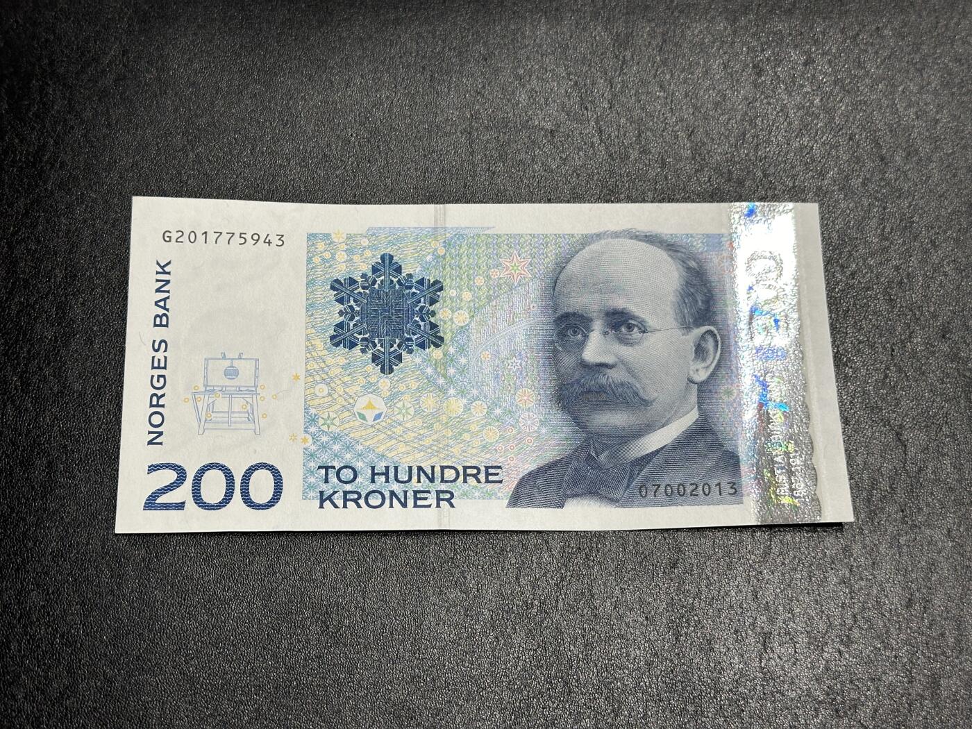 《外钞收藏家》第三百九十期 1994年挪威200克朗 UNC- 有压痕和边角荧光瑕疵