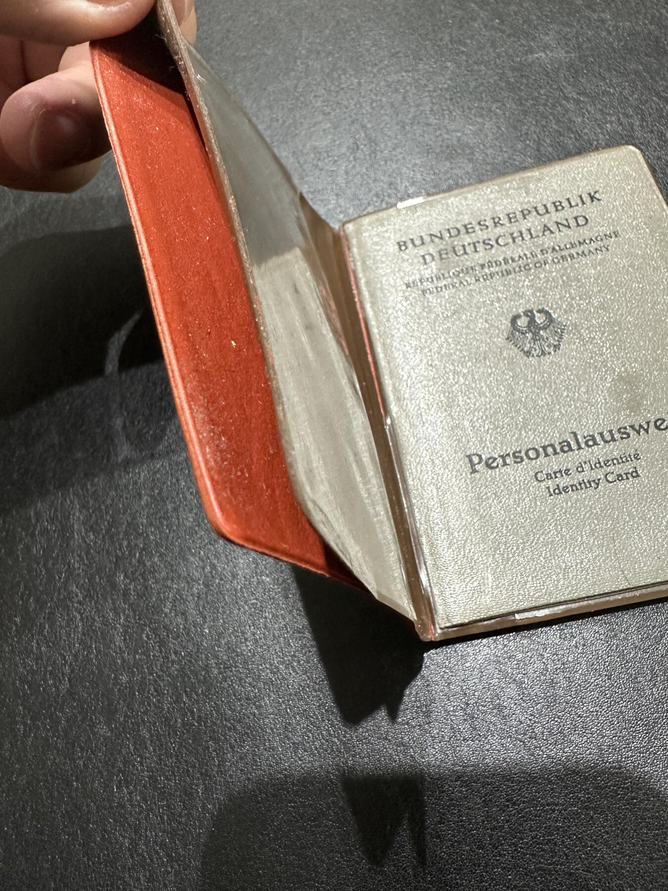 《外钞收藏家》第三百九十期 德国60年代 身份证 品相如图（只做收藏用途）