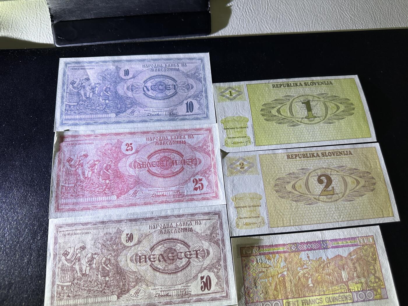 《外钞收藏家》第三百九十期 10张精美纸币一起 两张轻微潮 有两张角有瑕疵 如图