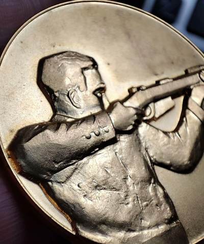 欧洲章牌艺术 周五九点 法国1969射击节镀金铜章51.8克