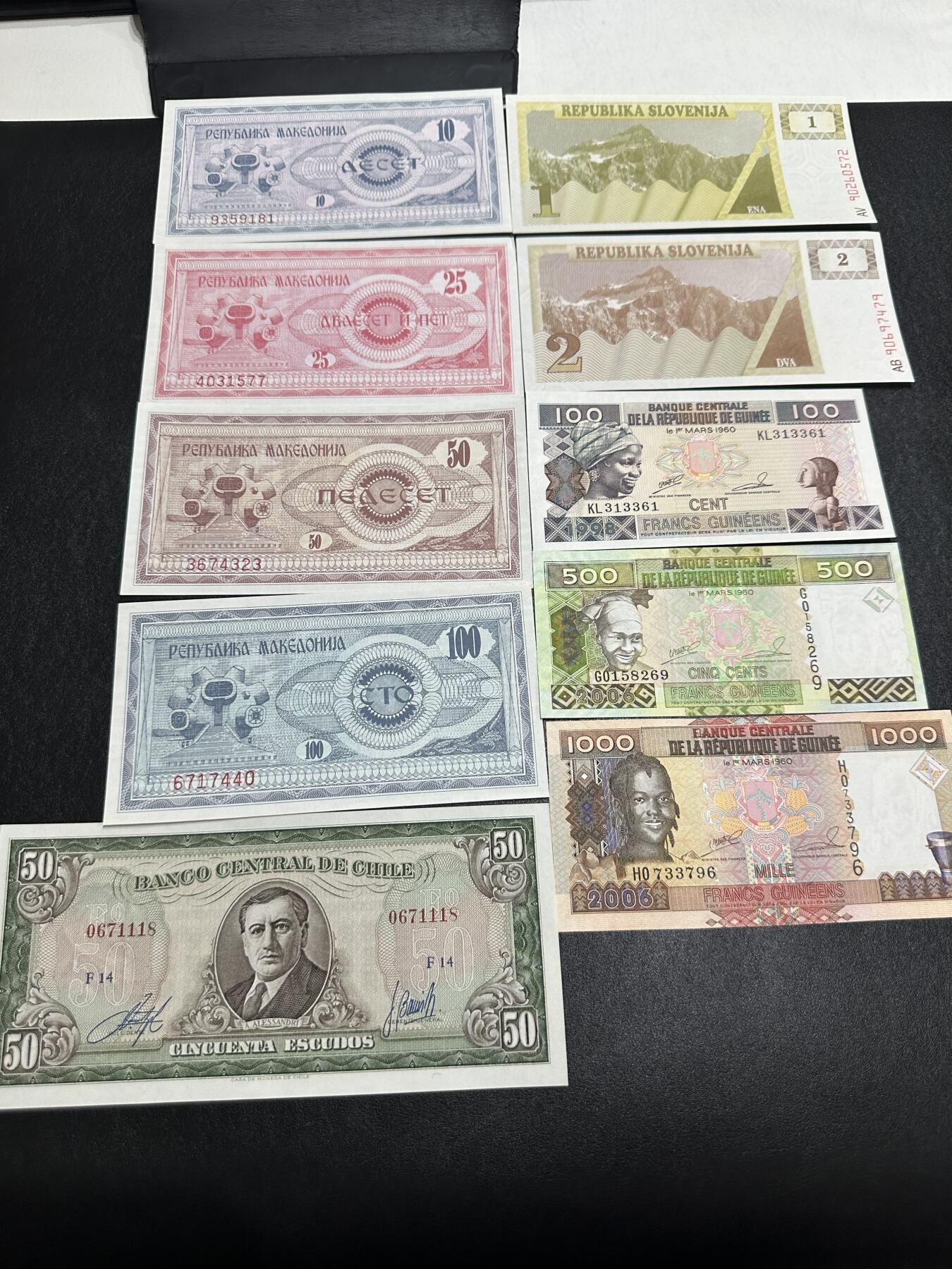 《外钞收藏家》第三百九十期 10张精美纸币一起 两张轻微潮 有两张角有瑕疵 如图