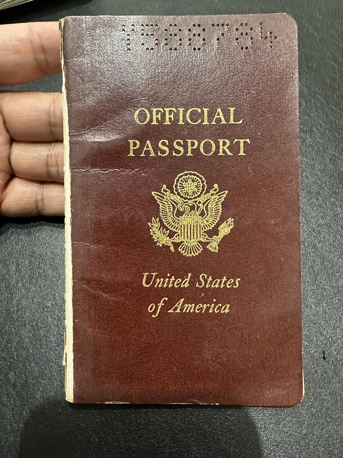 《外钞收藏家》第三百九十期 美国 外交官护照(公务护照) 品相如图（只做个人收藏用途）