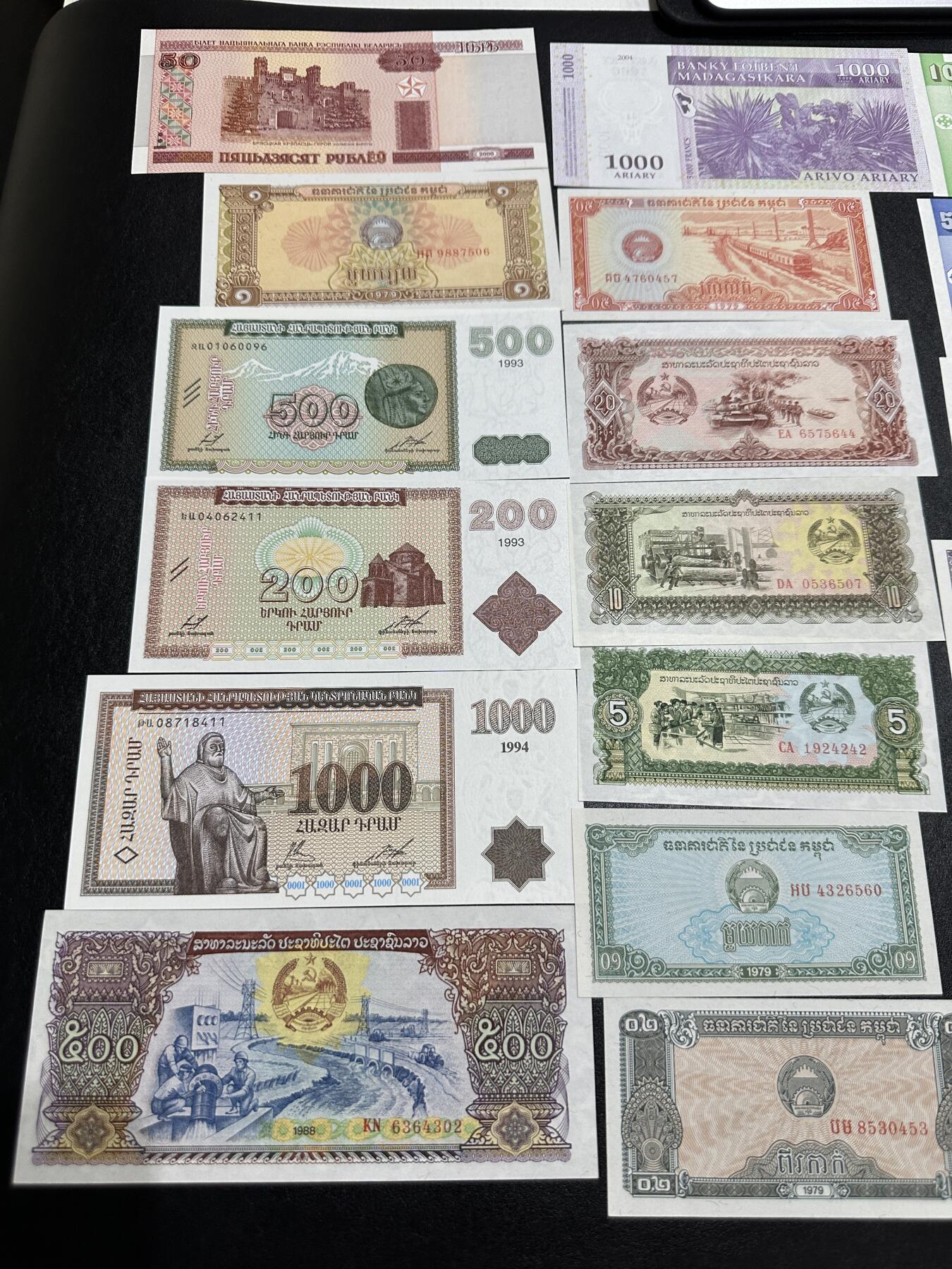 《外钞收藏家》第三百九十期 多个国家精美纸币39张一起 基本都是全新 个别有瑕疵 勿挑